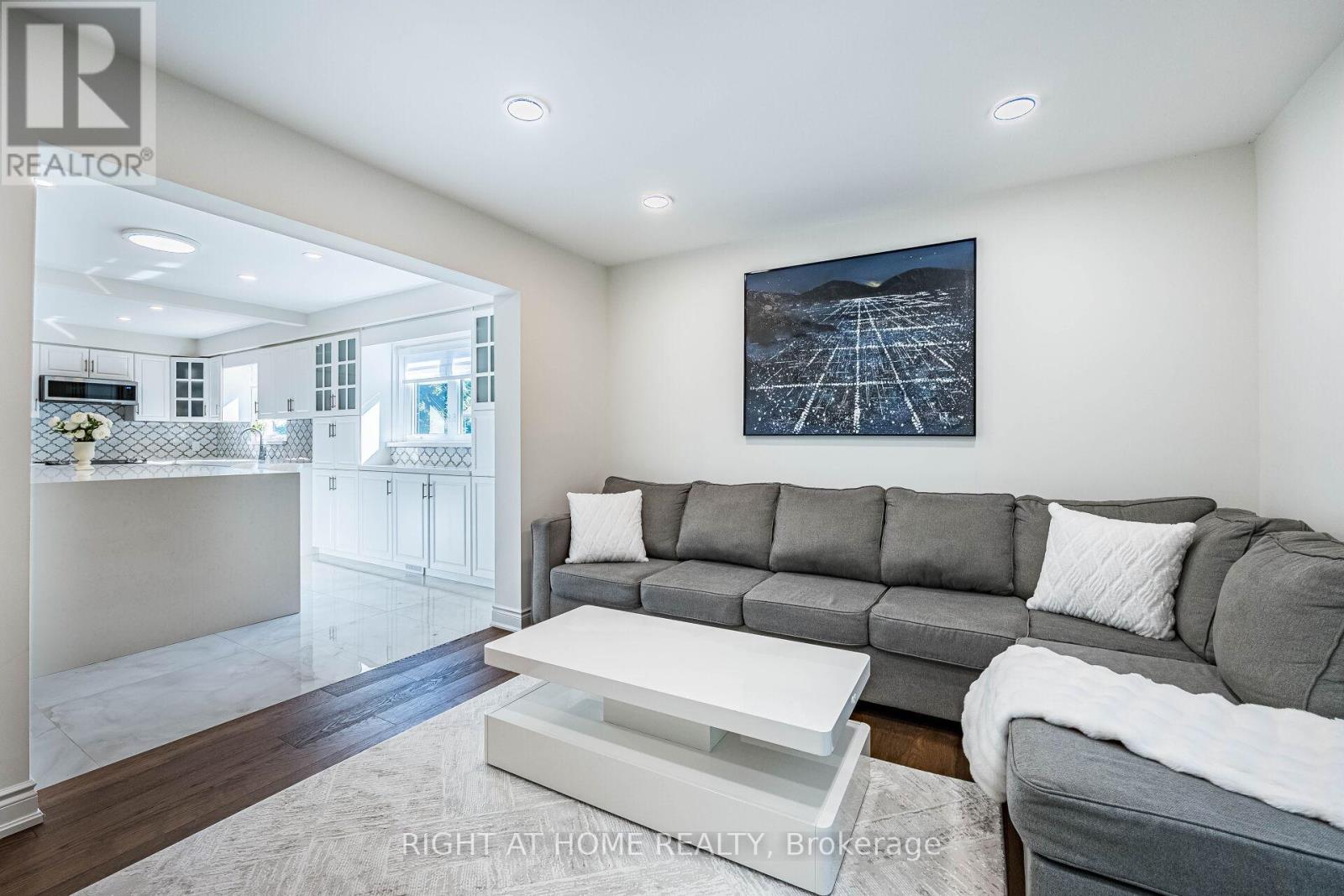 3981 Mahogany Row, Mississauga, Ontario  L4W 2H7 - Photo 10 - W12462101