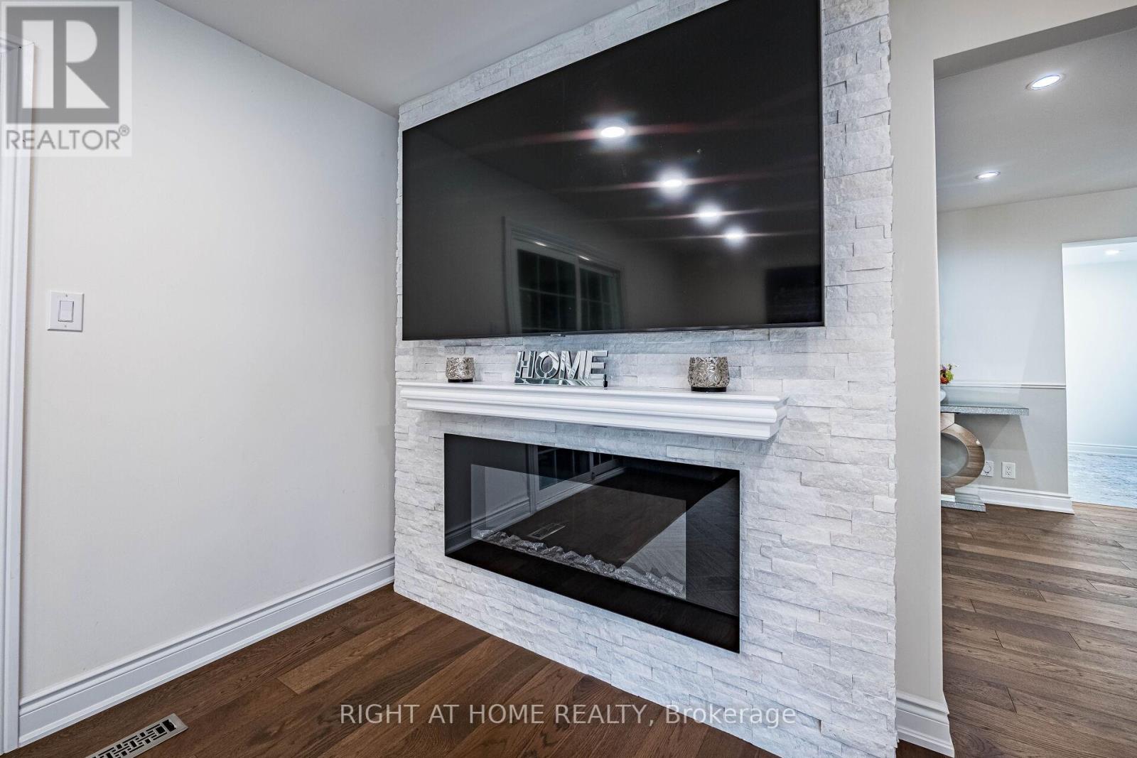 3981 Mahogany Row, Mississauga, Ontario  L4W 2H7 - Photo 12 - W12462101