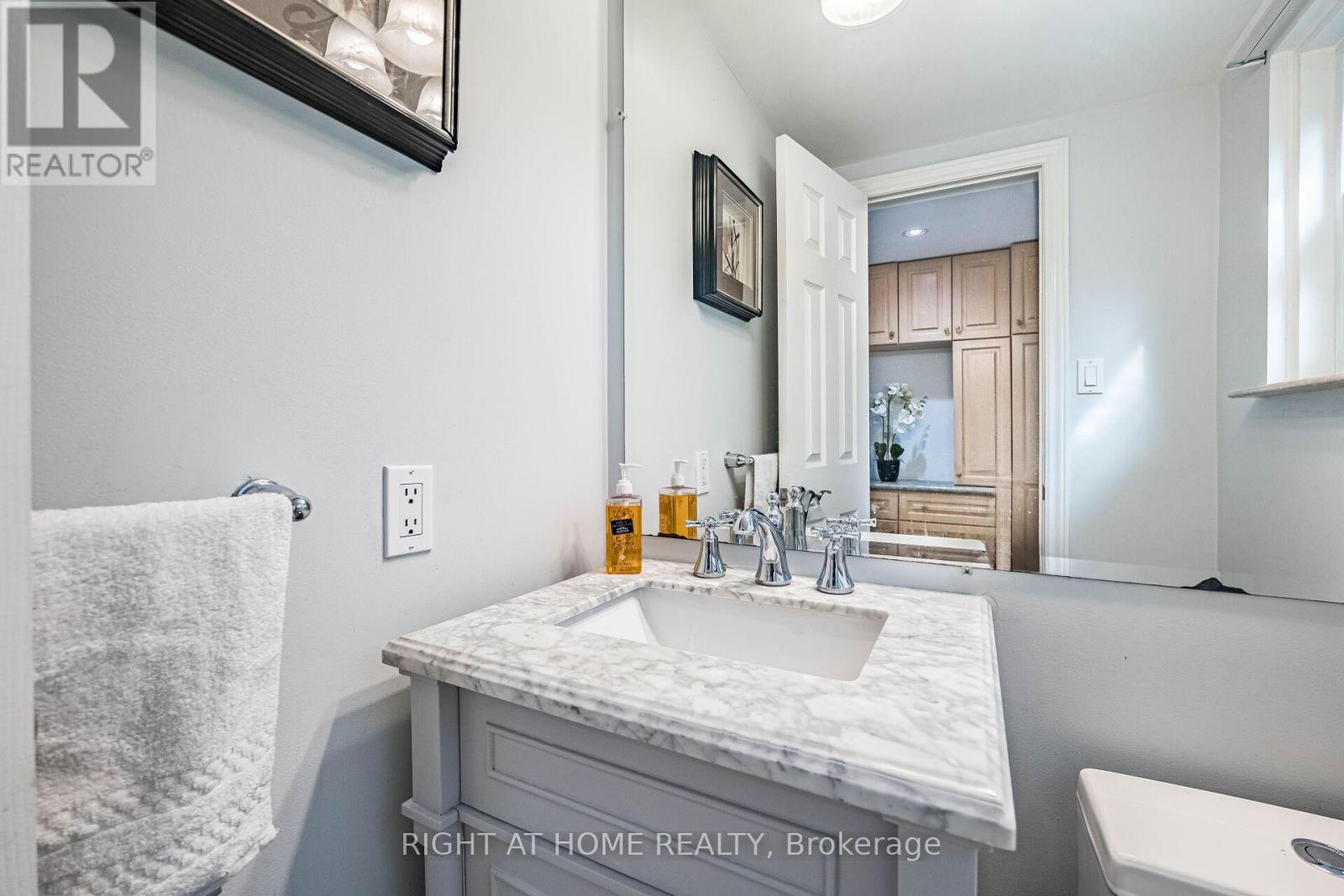 3981 Mahogany Row, Mississauga, Ontario  L4W 2H7 - Photo 17 - W12462101