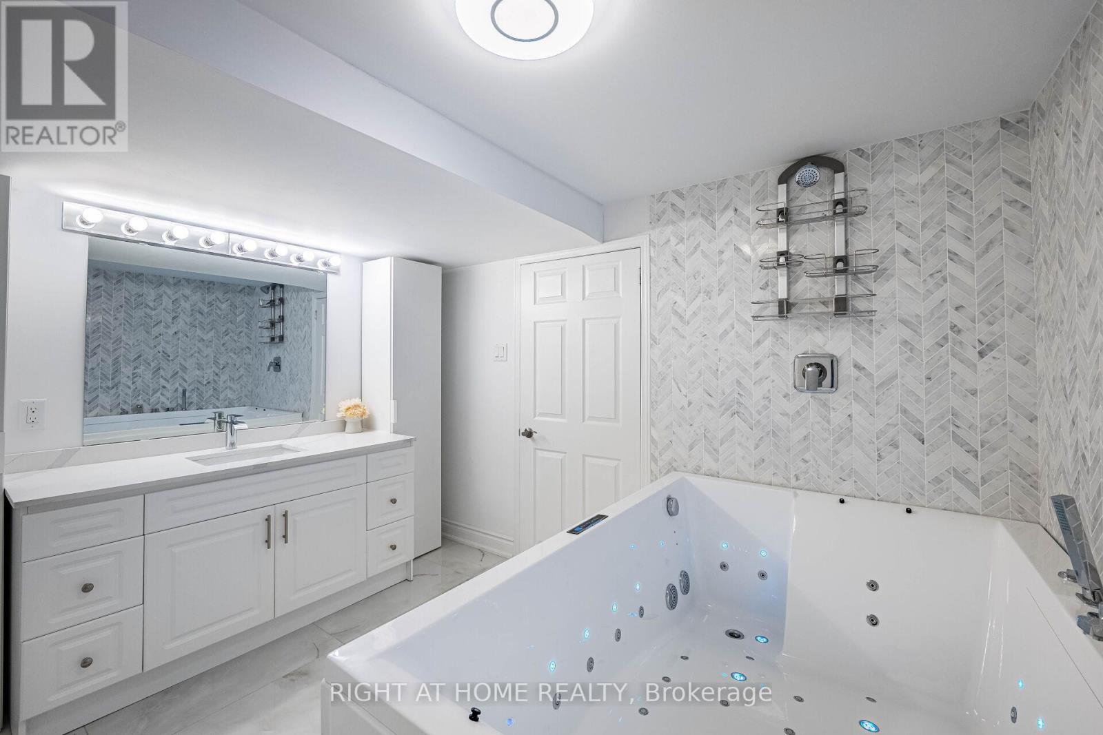 3981 Mahogany Row, Mississauga, Ontario  L4W 2H7 - Photo 32 - W12462101
