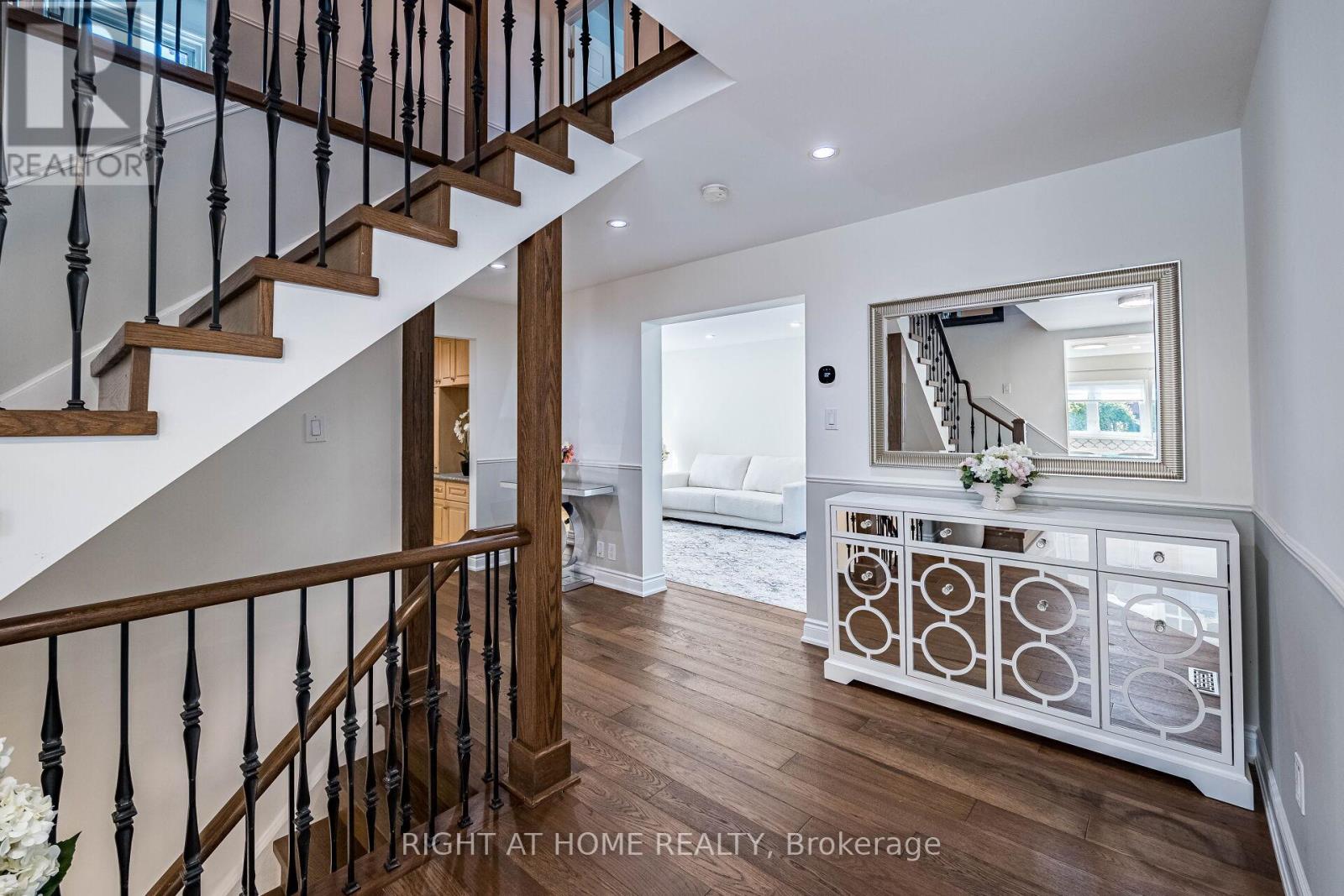3981 Mahogany Row, Mississauga, Ontario  L4W 2H7 - Photo 6 - W12462101