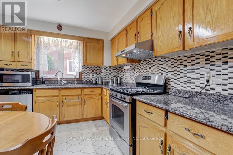 94 Bremen Lane, Mississauga, Ontario  L5M 2N5 - Photo 2 - W12462117