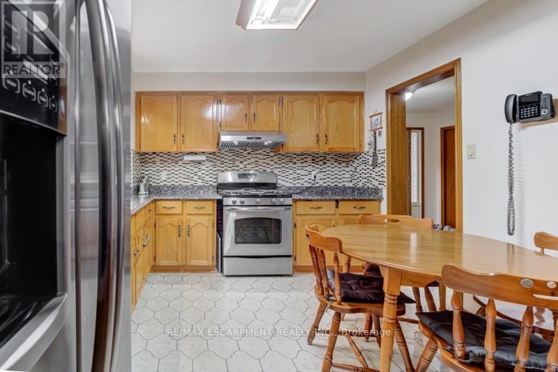 94 Bremen Lane, Mississauga, Ontario  L5M 2N5 - Photo 3 - W12462117
