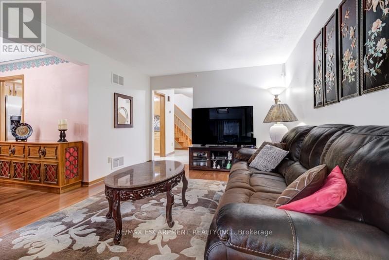 94 Bremen Lane, Mississauga, Ontario  L5M 2N5 - Photo 4 - W12462117