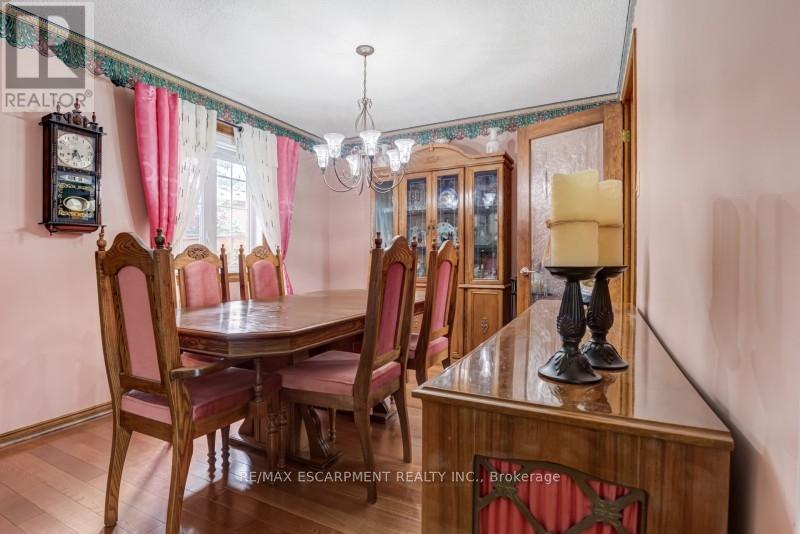 94 Bremen Lane, Mississauga, Ontario  L5M 2N5 - Photo 5 - W12462117