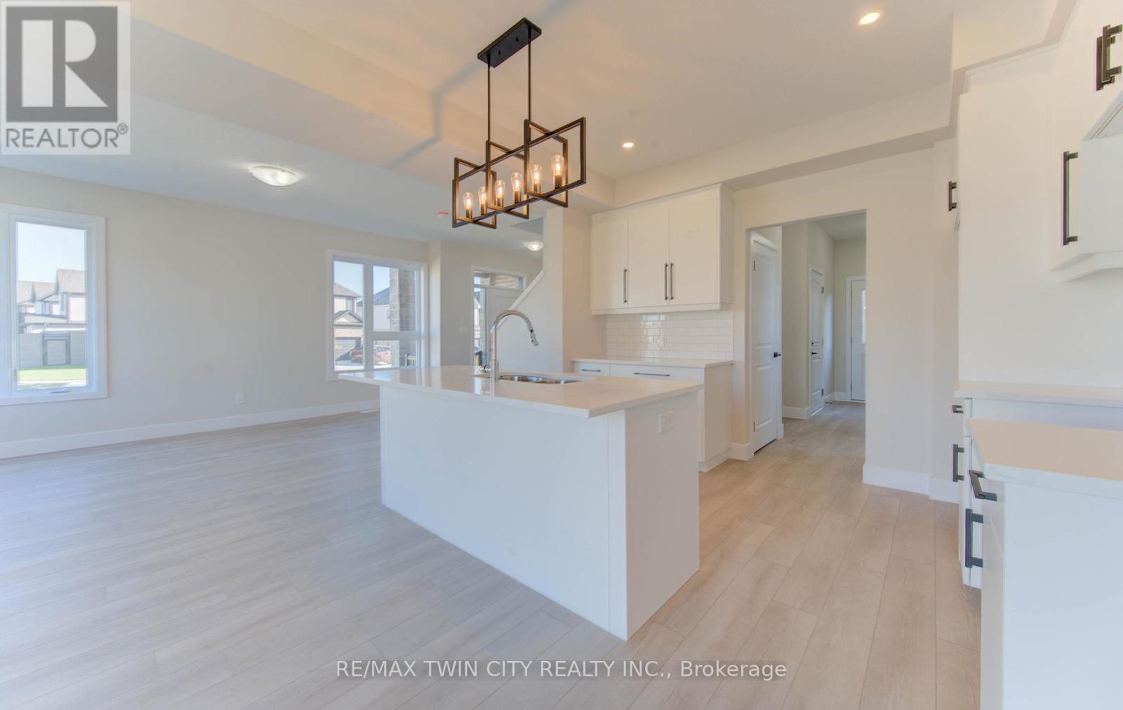 171 Otterbein Road, Kitchener, Ontario  N2B 0A8 - Photo 10 - X12462123