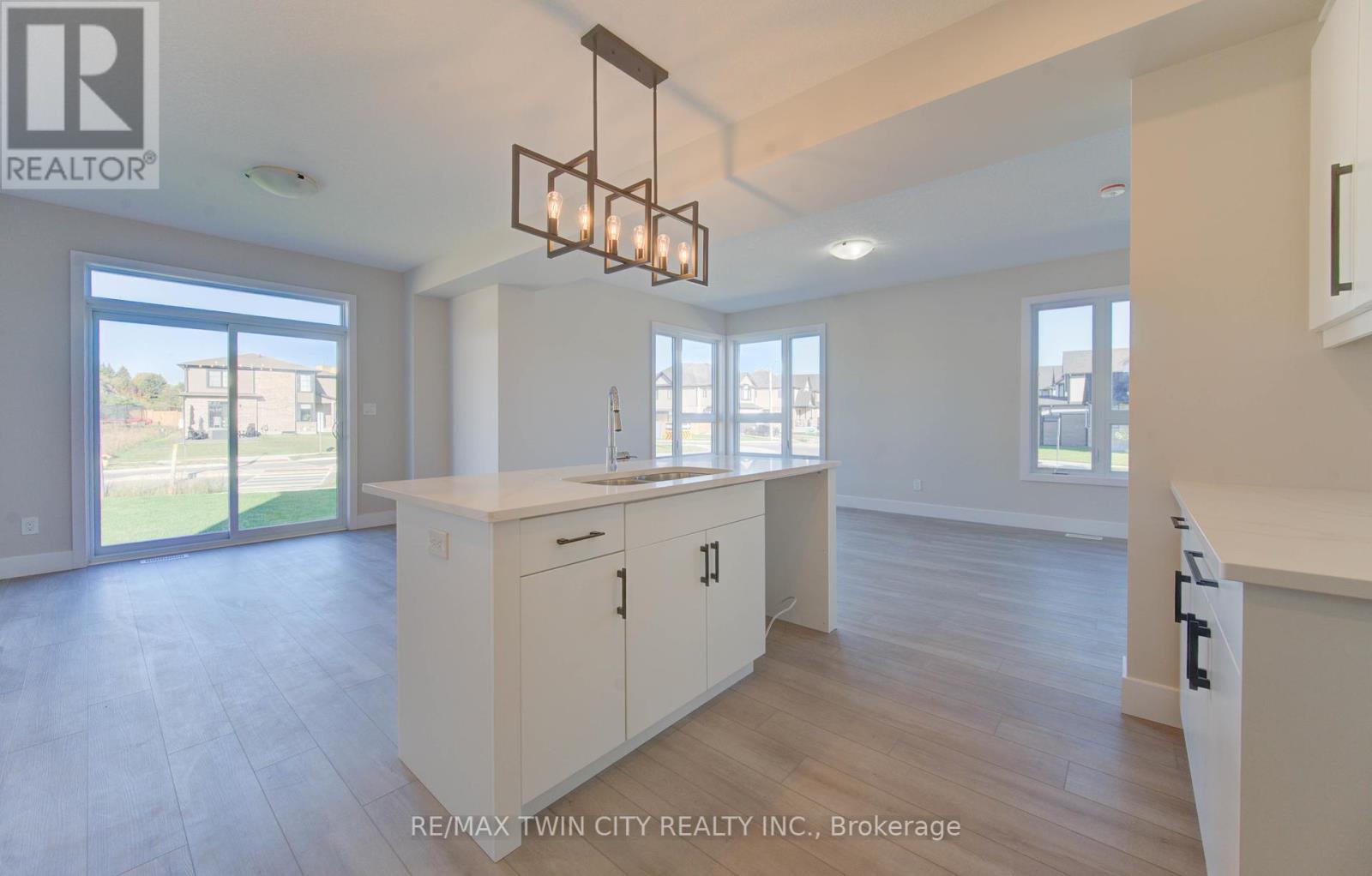 171 Otterbein Road, Kitchener, Ontario  N2B 0A8 - Photo 11 - X12462123