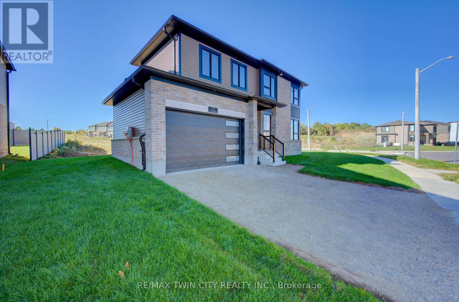171 Otterbein Road, Kitchener, Ontario  N2B 0A8 - Photo 3 - X12462123