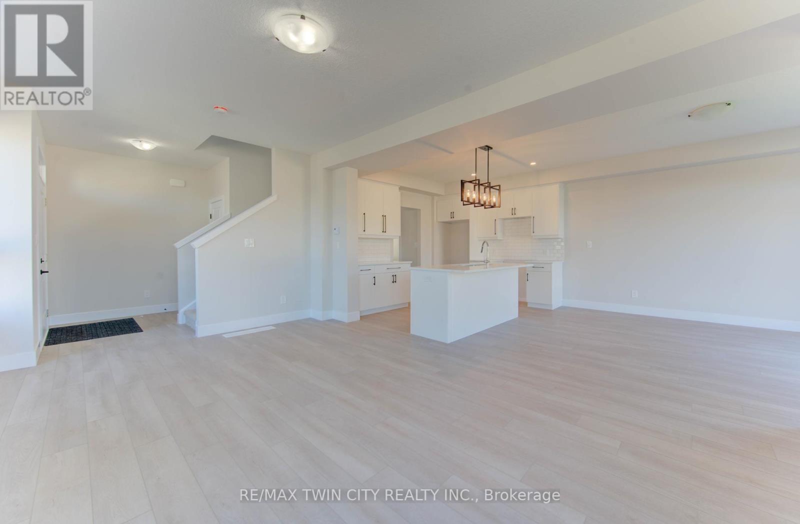 171 Otterbein Road, Kitchener, Ontario  N2B 0A8 - Photo 6 - X12462123