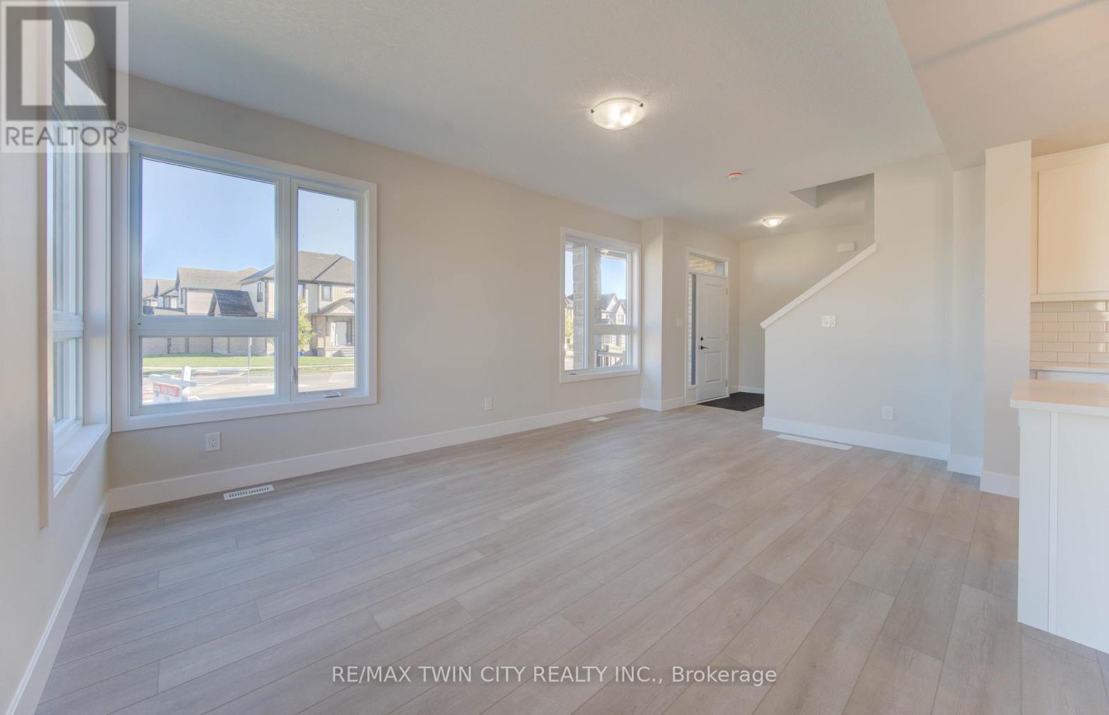 171 Otterbein Road, Kitchener, Ontario  N2B 0A8 - Photo 8 - X12462123