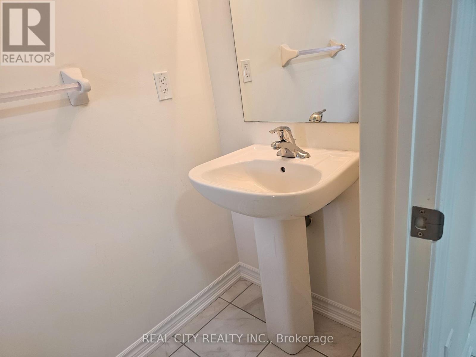 5 Heather Fullerton Road, Georgina, Ontario  L0E 1R0 - Photo 3 - N12462139