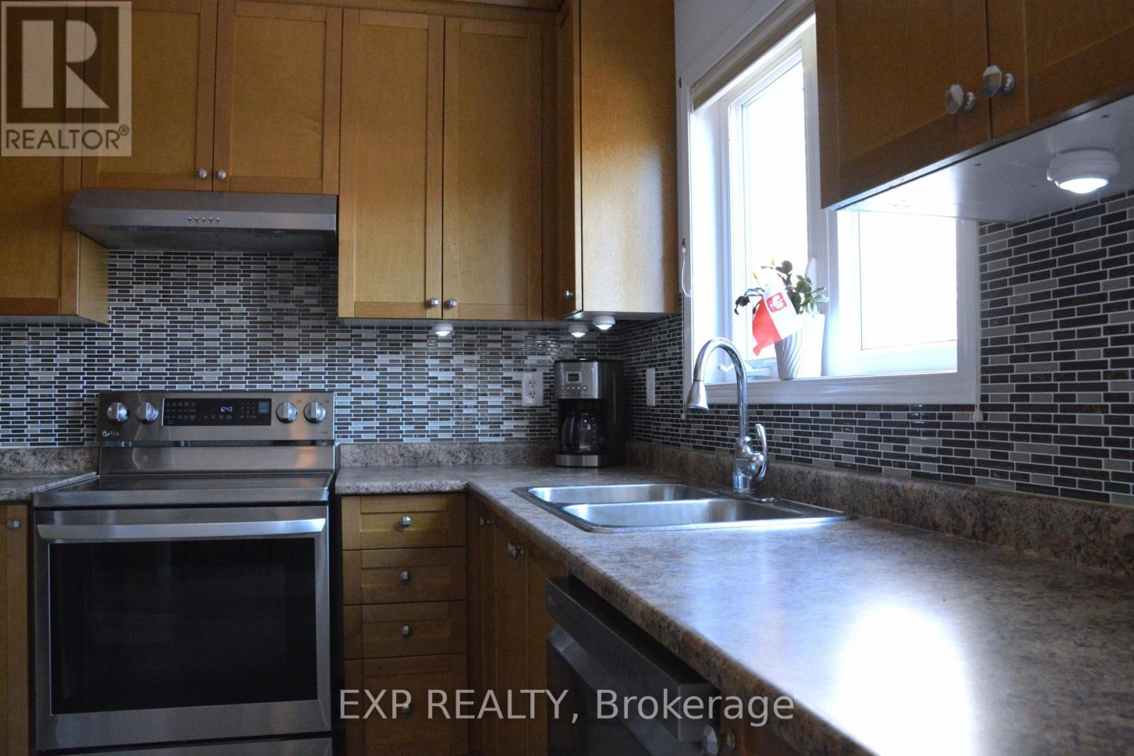 116 Goldham Way, Halton Hills, Ontario  L7G 0C8 - Photo 9 - W12462128