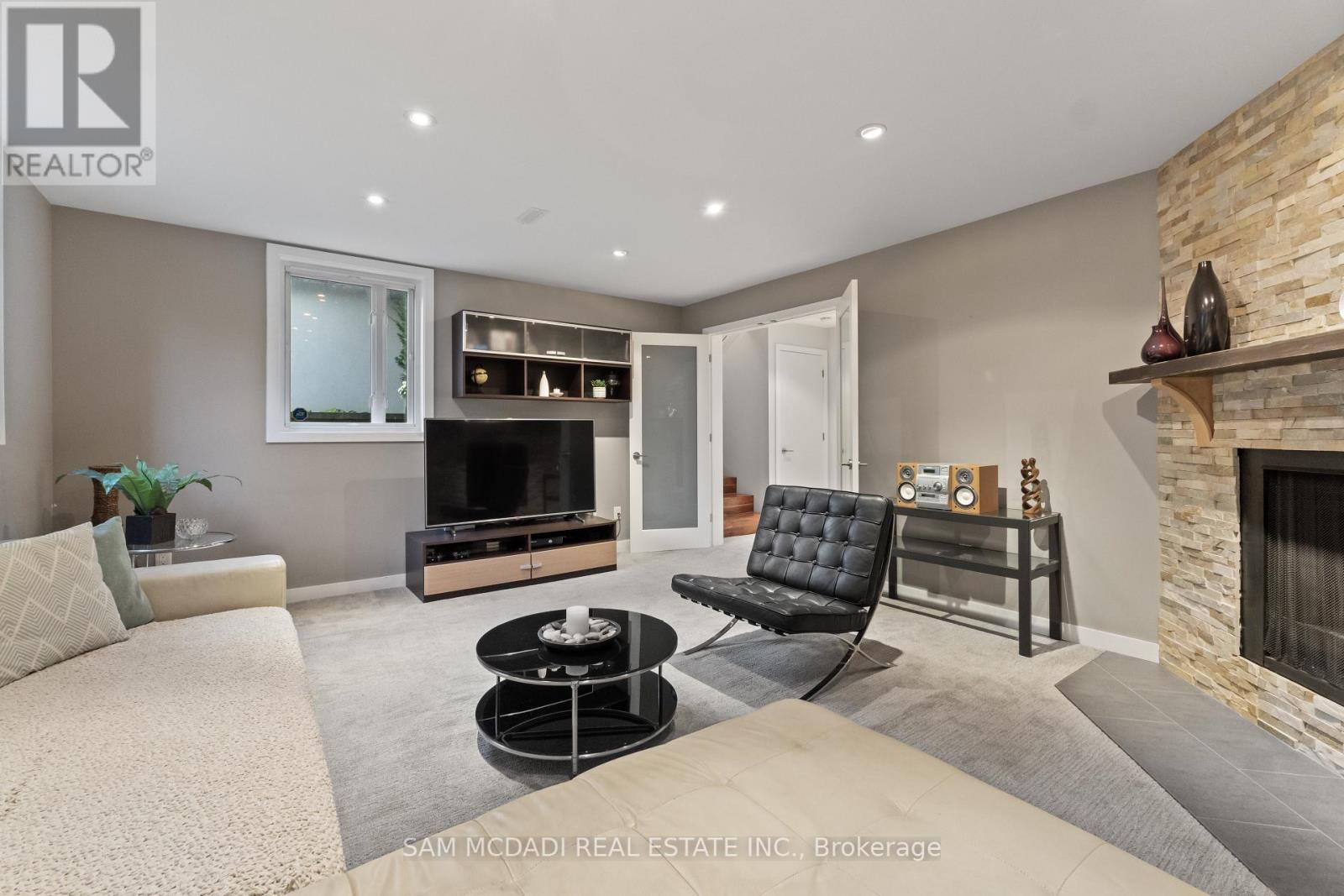 2480 Parmeer Drive, Mississauga, Ontario  L5C 2Y2 - Photo 24 - W12462144