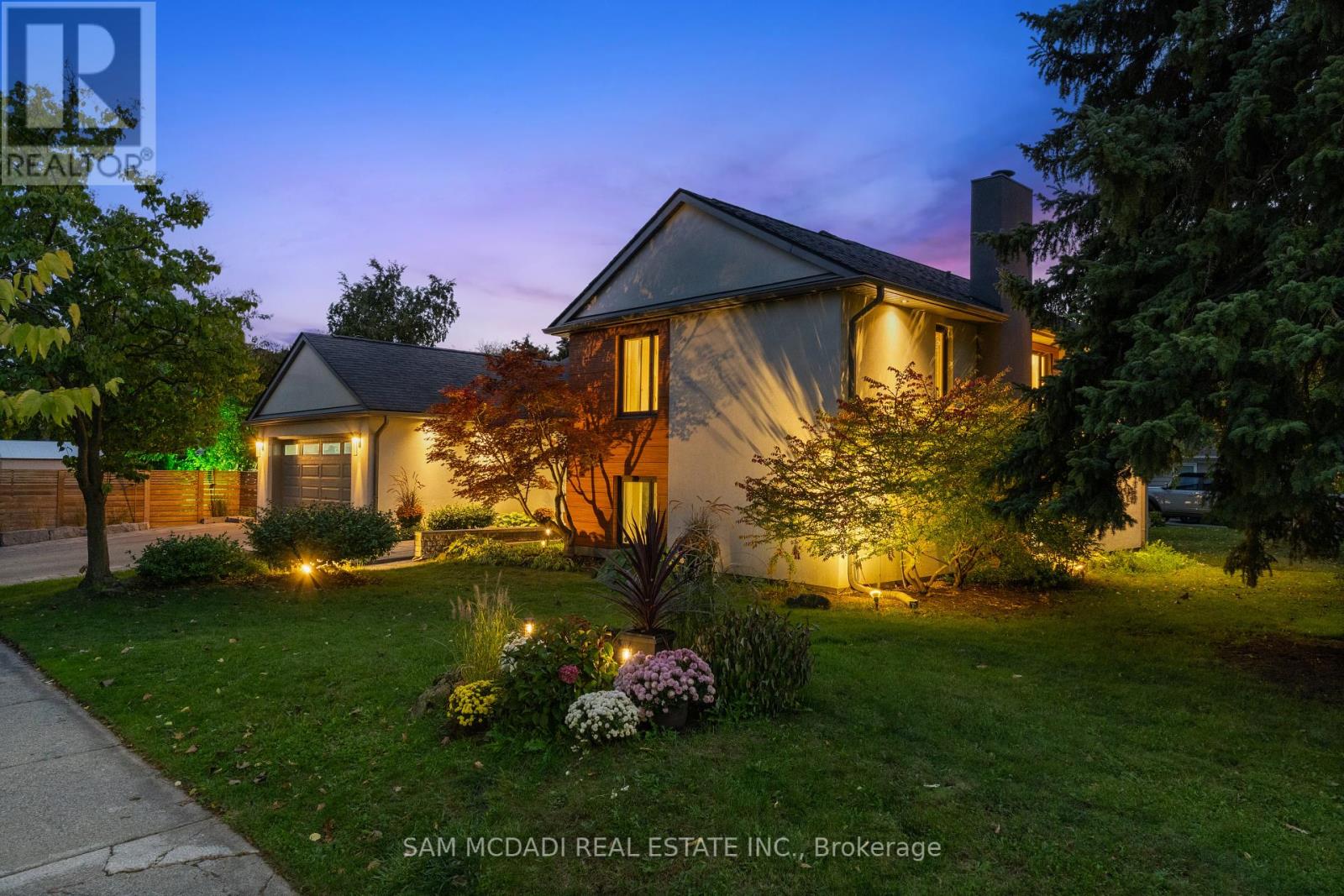 2480 Parmeer Drive, Mississauga, Ontario  L5C 2Y2 - Photo 3 - W12462144