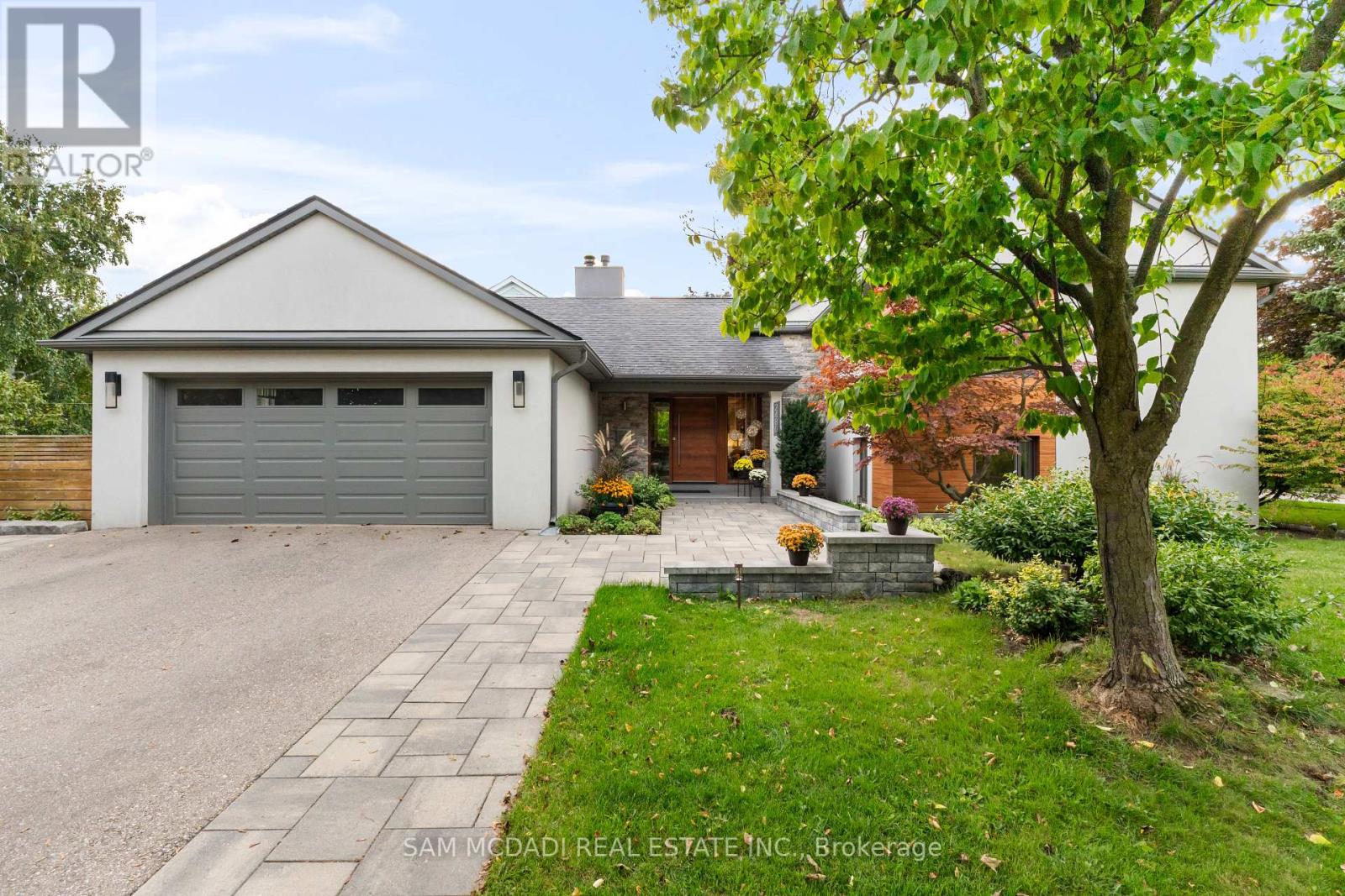 2480 Parmeer Drive, Mississauga, Ontario  L5C 2Y2 - Photo 4 - W12462144