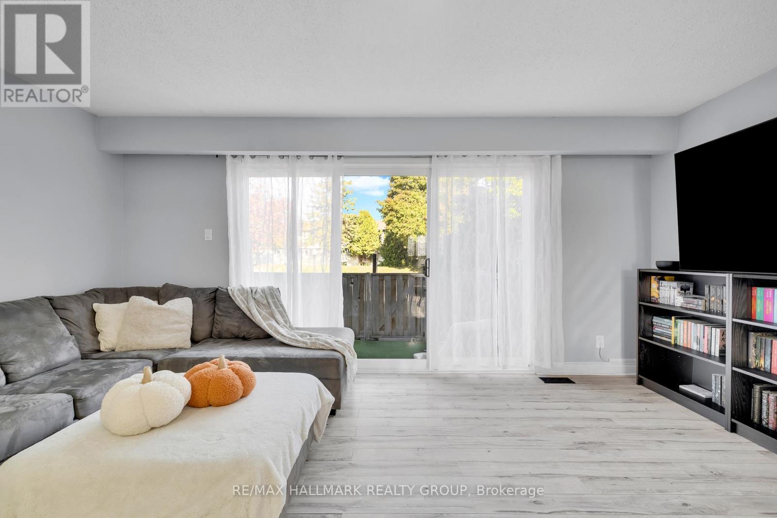 81 Hadley Circle, Ottawa, Ontario  K2H 7Z8 - Photo 11 - X12462179