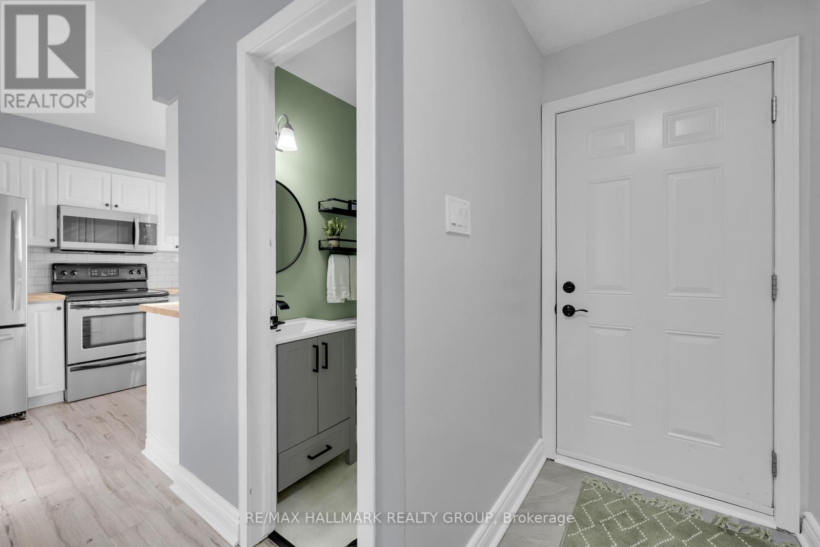 81 Hadley Circle, Ottawa, Ontario  K2H 7Z8 - Photo 2 - X12462179