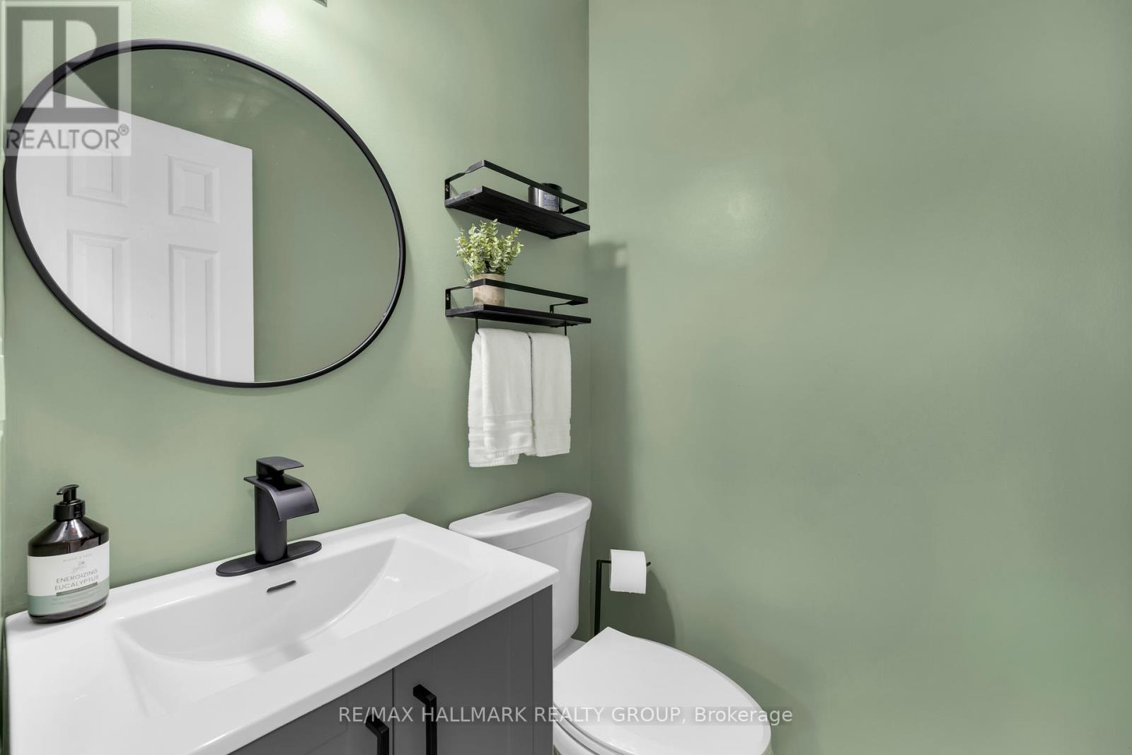 81 Hadley Circle, Ottawa, Ontario  K2H 7Z8 - Photo 3 - X12462179