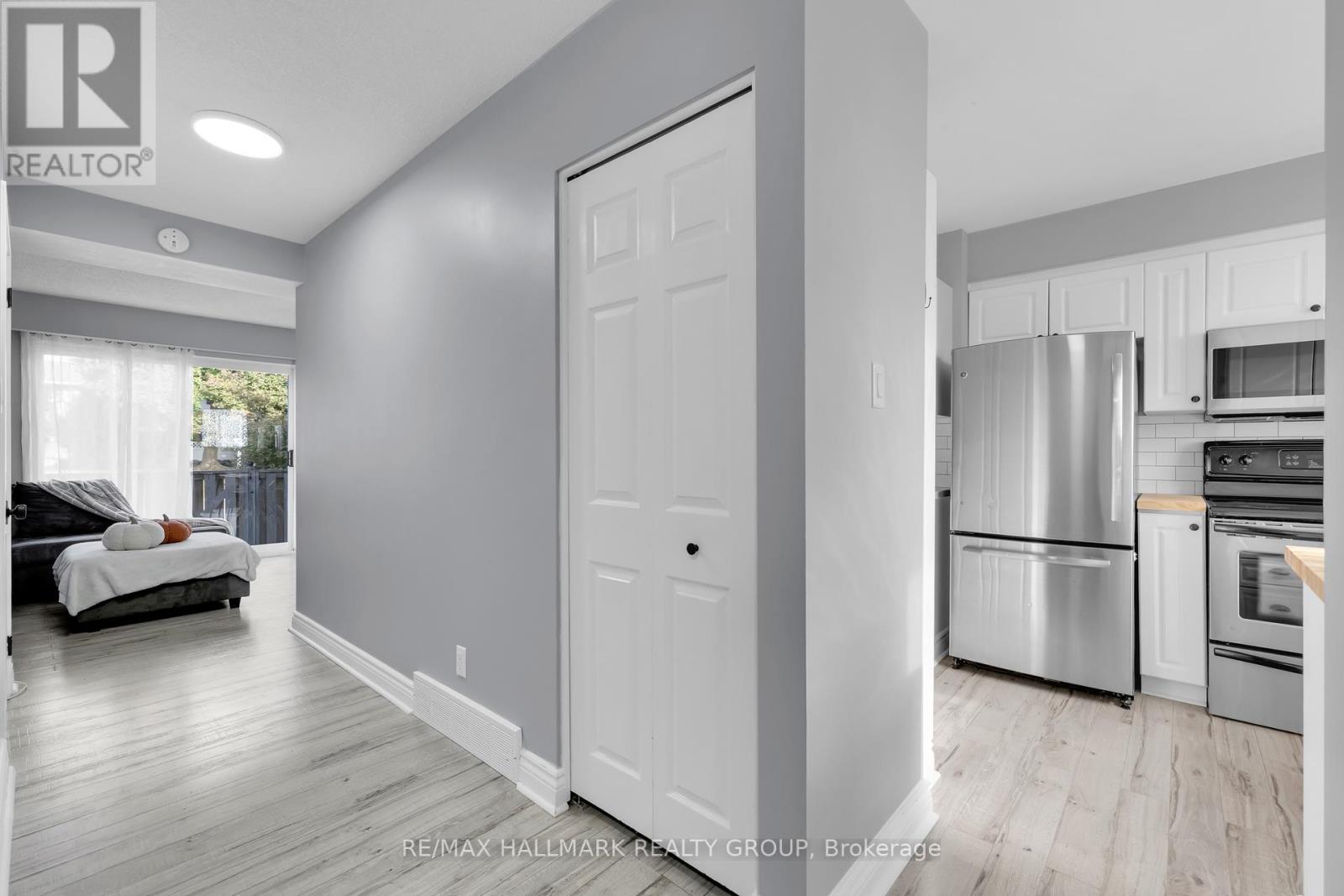 81 Hadley Circle, Ottawa, Ontario  K2H 7Z8 - Photo 4 - X12462179