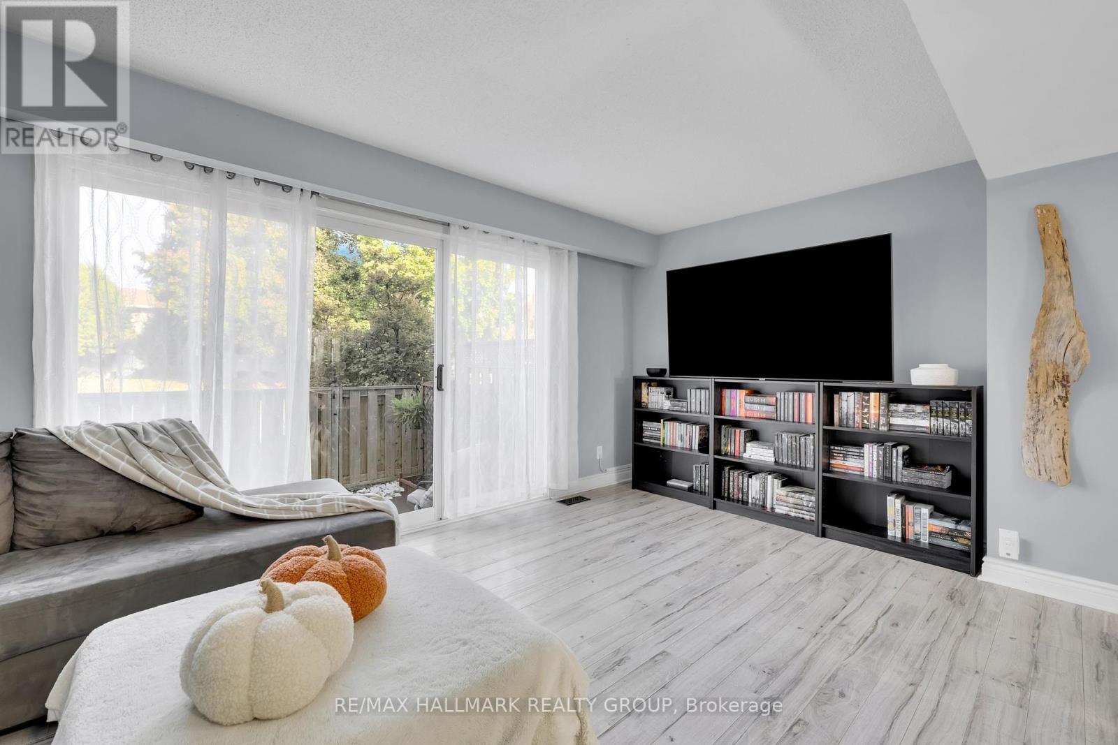 81 Hadley Circle, Ottawa, Ontario  K2H 7Z8 - Photo 6 - X12462179