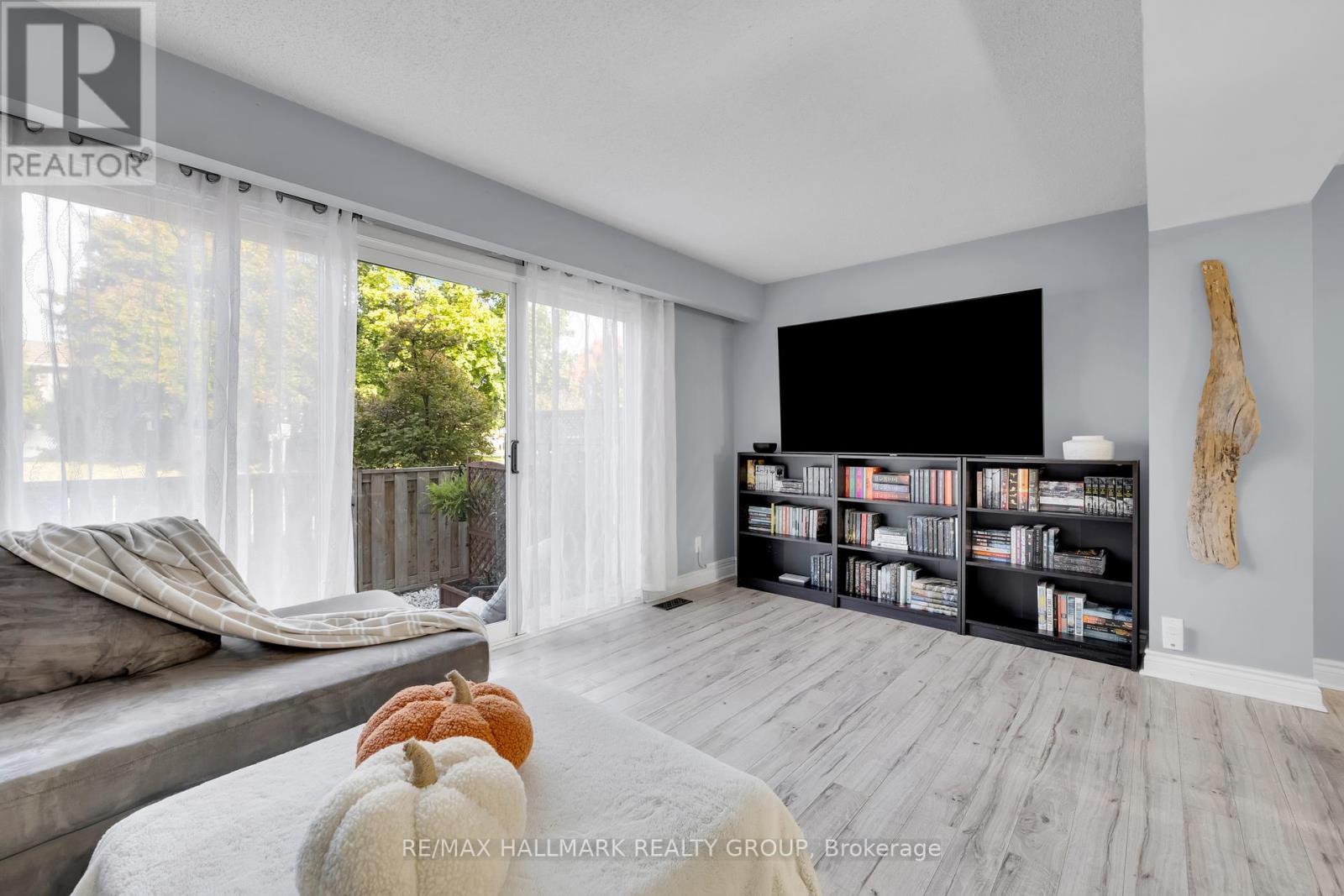 81 Hadley Circle, Ottawa, Ontario  K2H 7Z8 - Photo 7 - X12462179