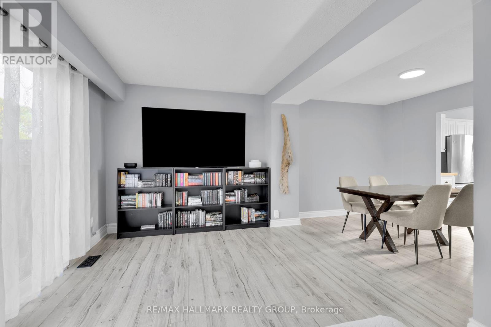 81 Hadley Circle, Ottawa, Ontario  K2H 7Z8 - Photo 8 - X12462179
