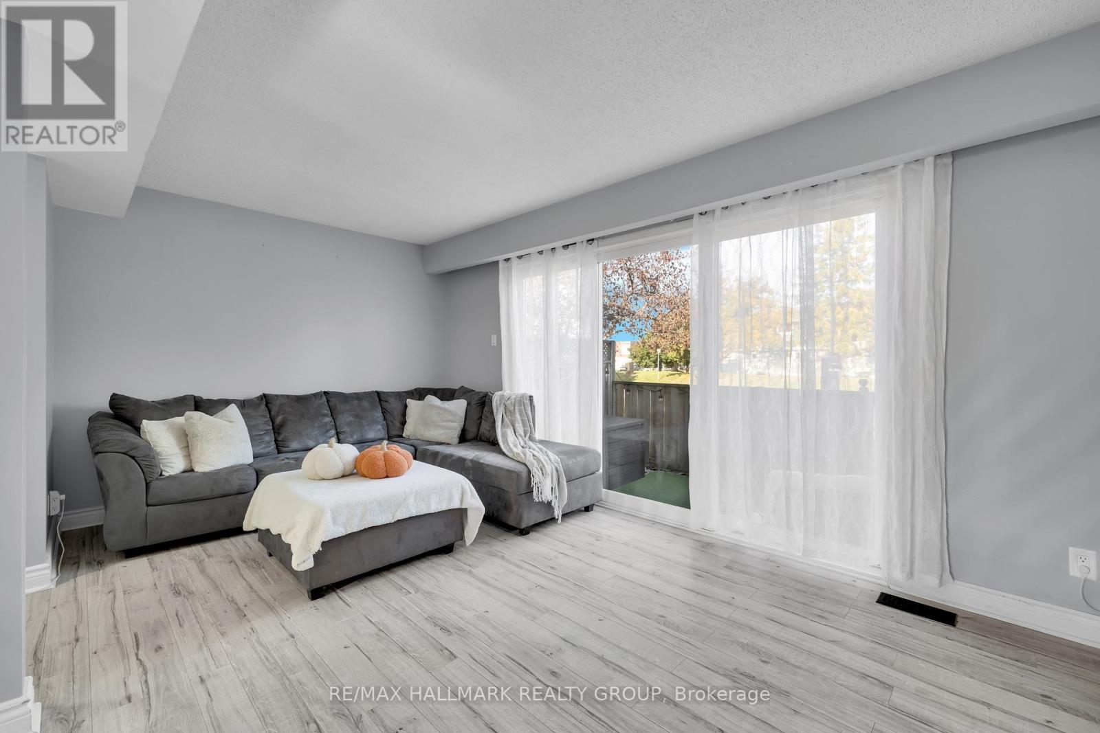 81 Hadley Circle, Ottawa, Ontario  K2H 7Z8 - Photo 9 - X12462179