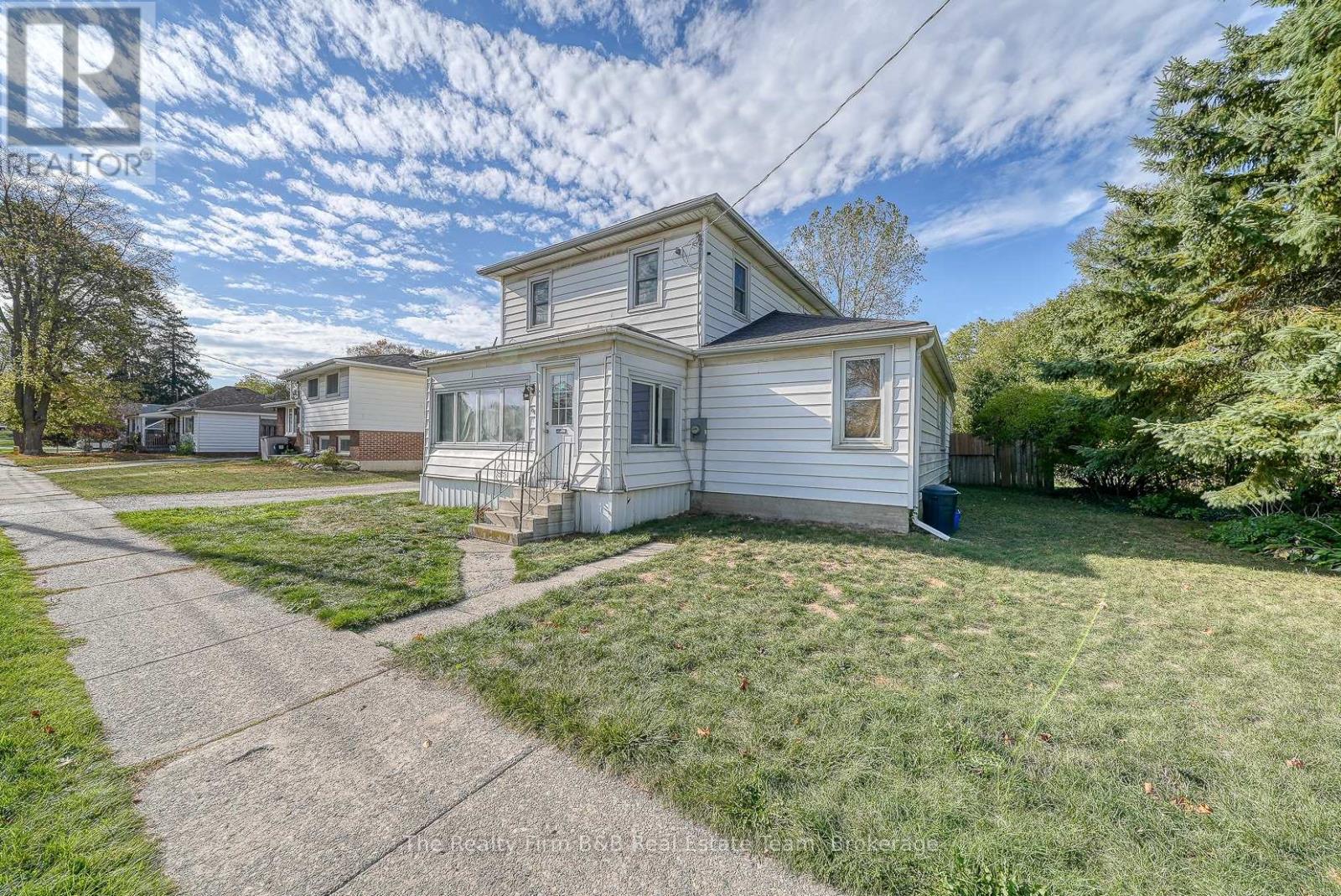 208 Victoria Street, Ingersoll, Ontario  N5C 2N1 - Photo 2 - X12462148