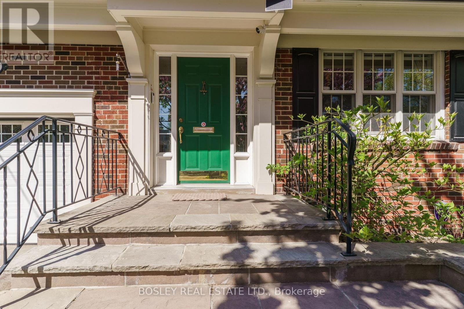 112 Brentcliffe Road, Toronto, Ontario  M4G 3Y9 - Photo 5 - C12462172