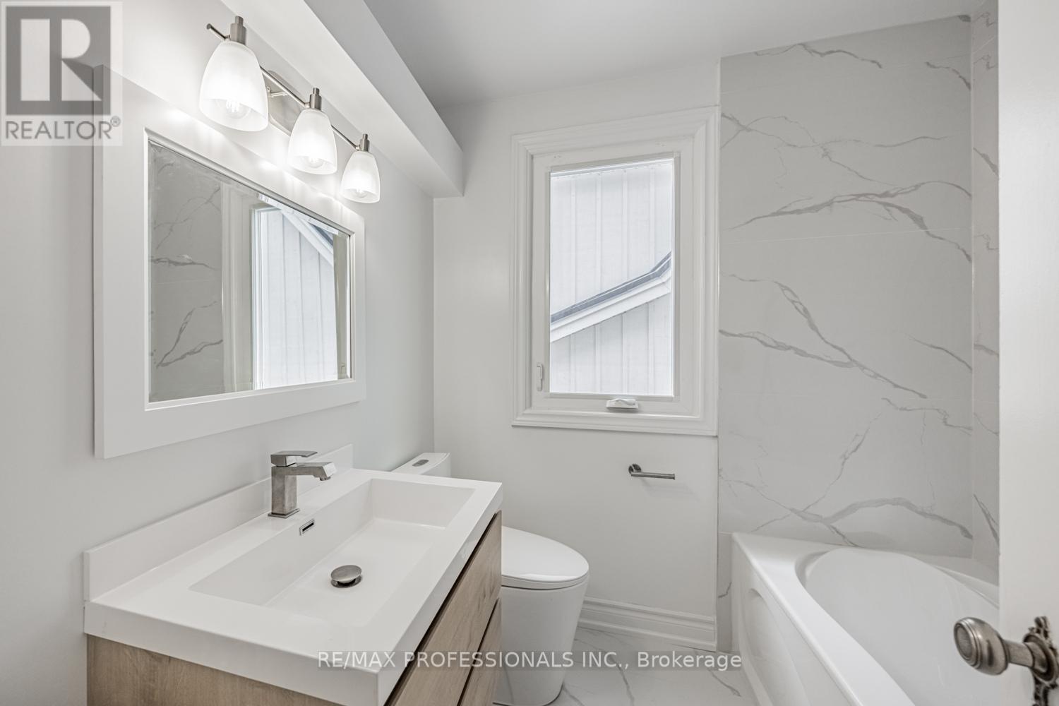 228 The Kingsway, Toronto, Ontario  M9A 3T5 - Photo 27 - W12462161