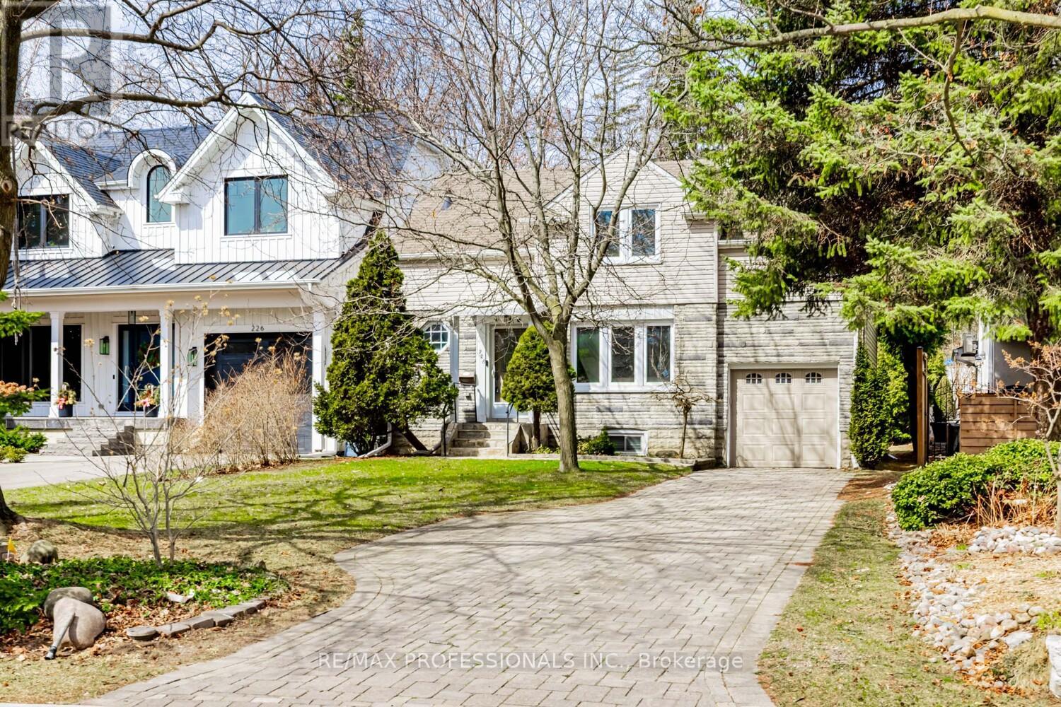 228 The Kingsway, Toronto, Ontario  M9A 3T5 - Photo 4 - W12462161