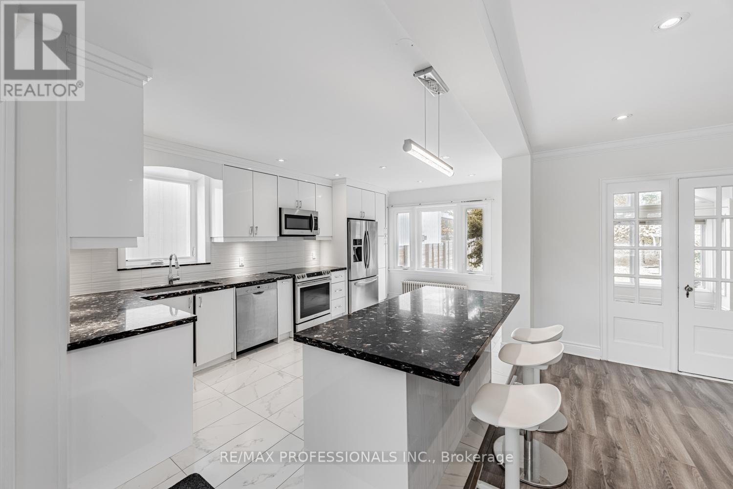228 The Kingsway, Toronto, Ontario  M9A 3T5 - Photo 7 - W12462161