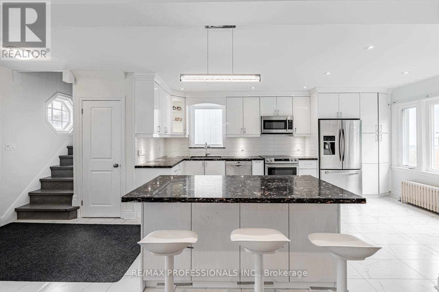 228 The Kingsway, Toronto, Ontario  M9A 3T5 - Photo 8 - W12462161