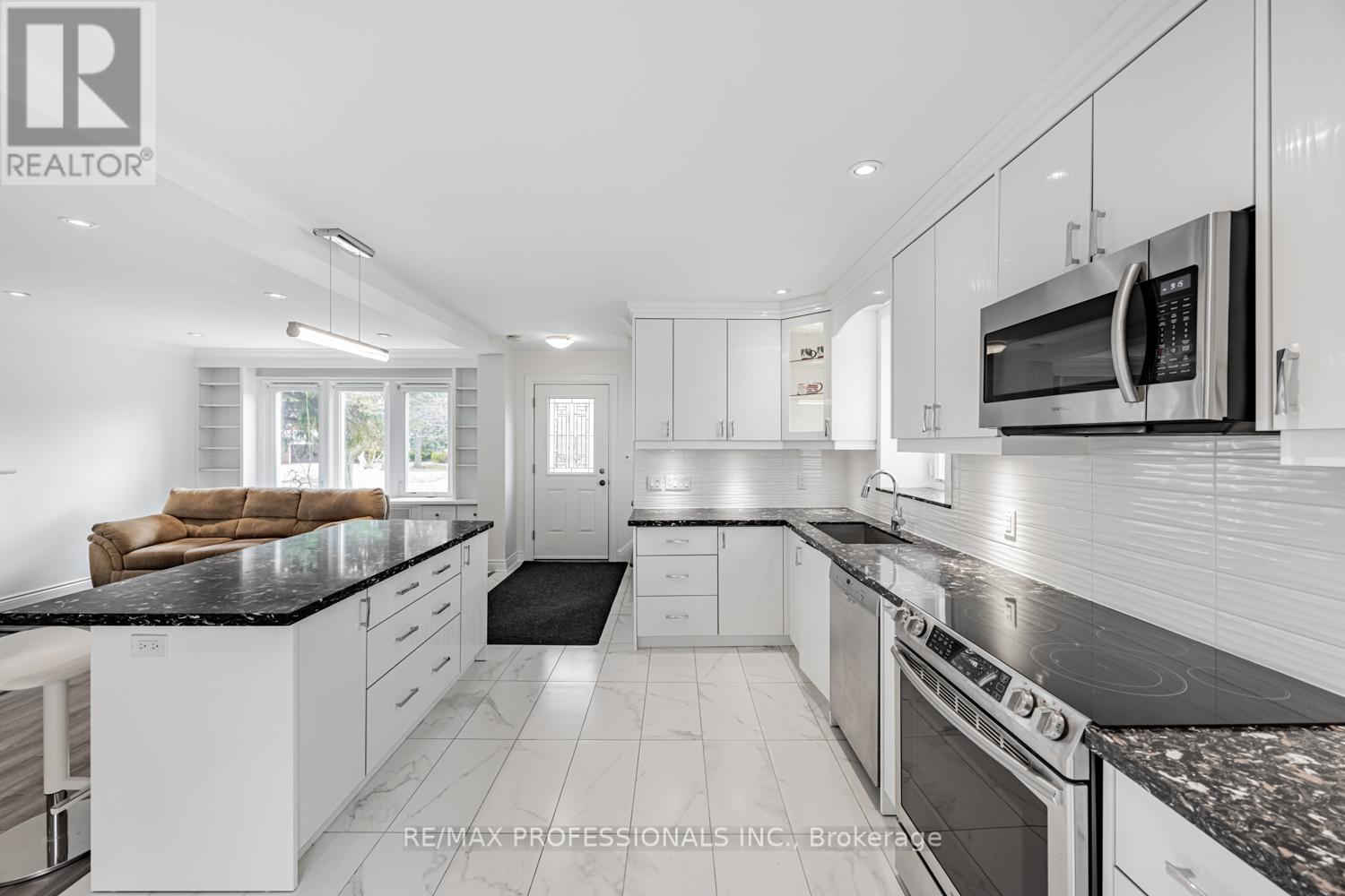 228 The Kingsway, Toronto, Ontario  M9A 3T5 - Photo 9 - W12462161
