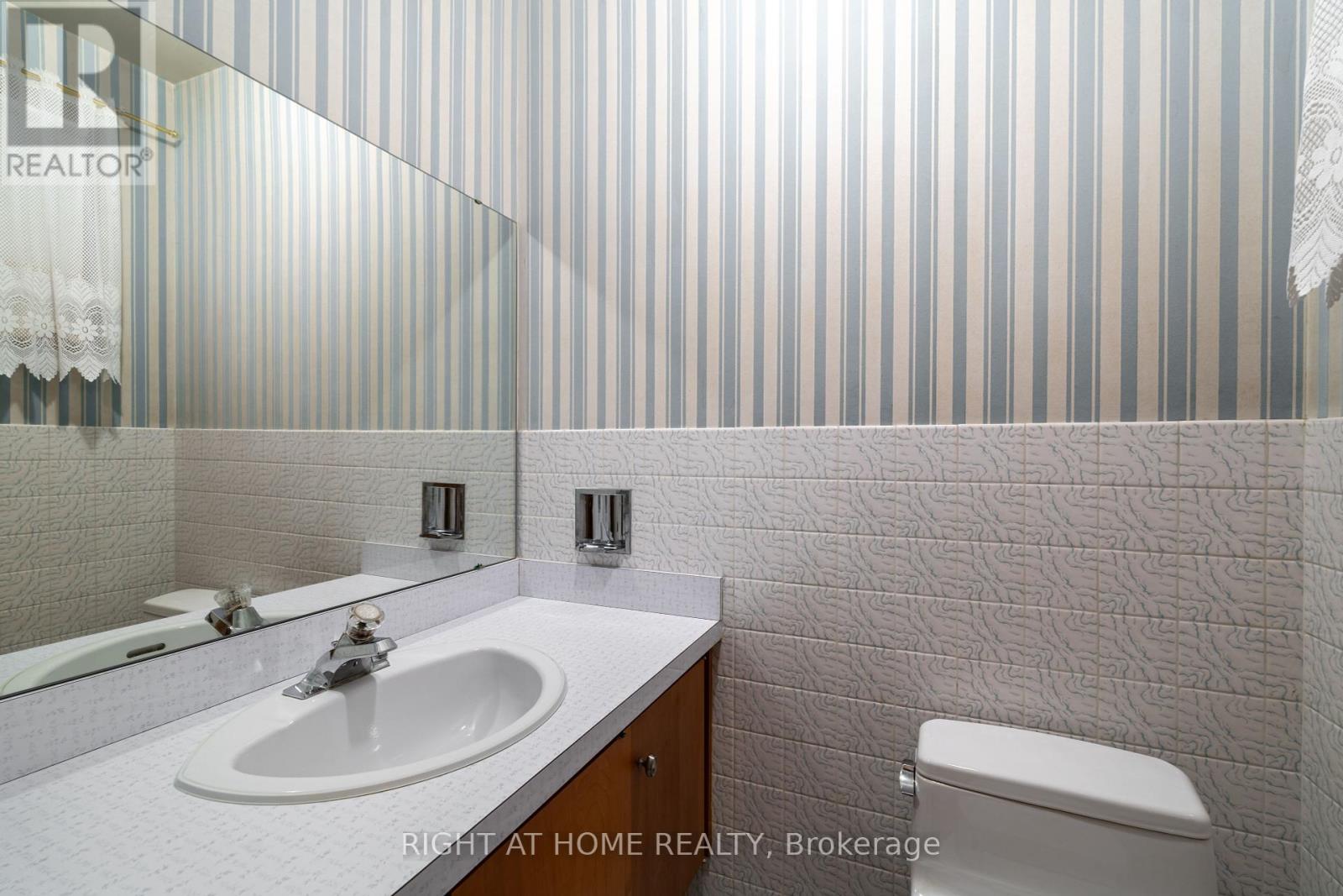 1012 Castlefield Avenue, Toronto, Ontario  M6B 1E3 - Photo 16 - W12462191
