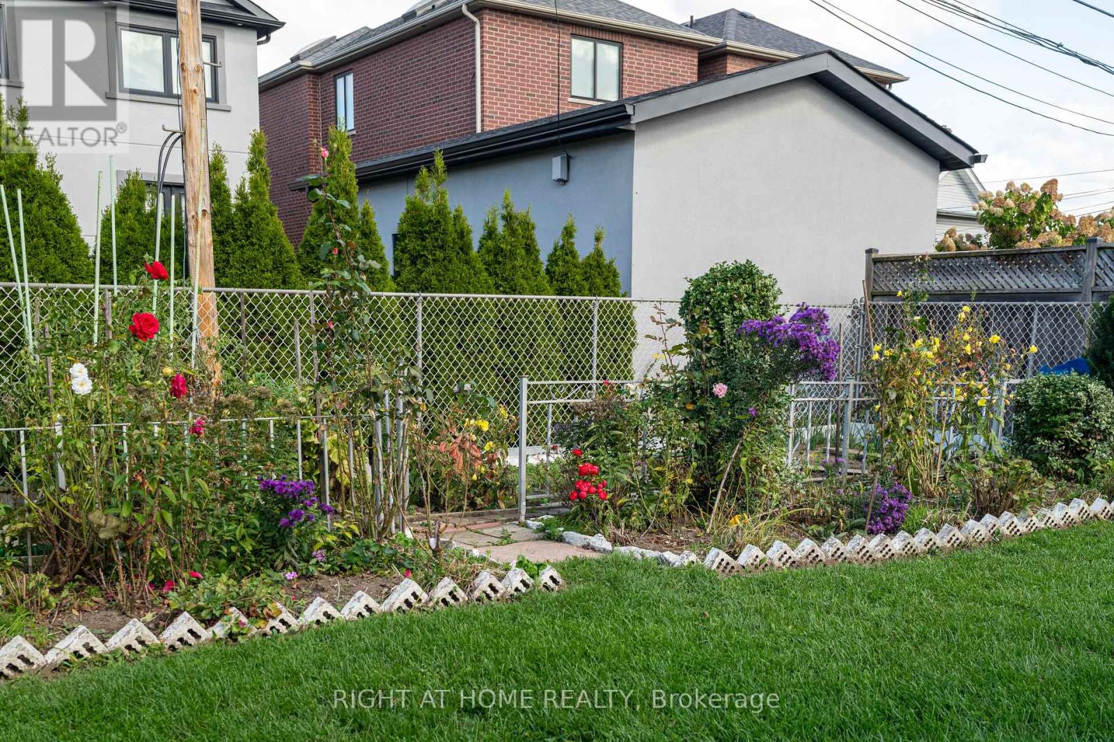 1012 Castlefield Avenue, Toronto, Ontario  M6B 1E3 - Photo 38 - W12462191