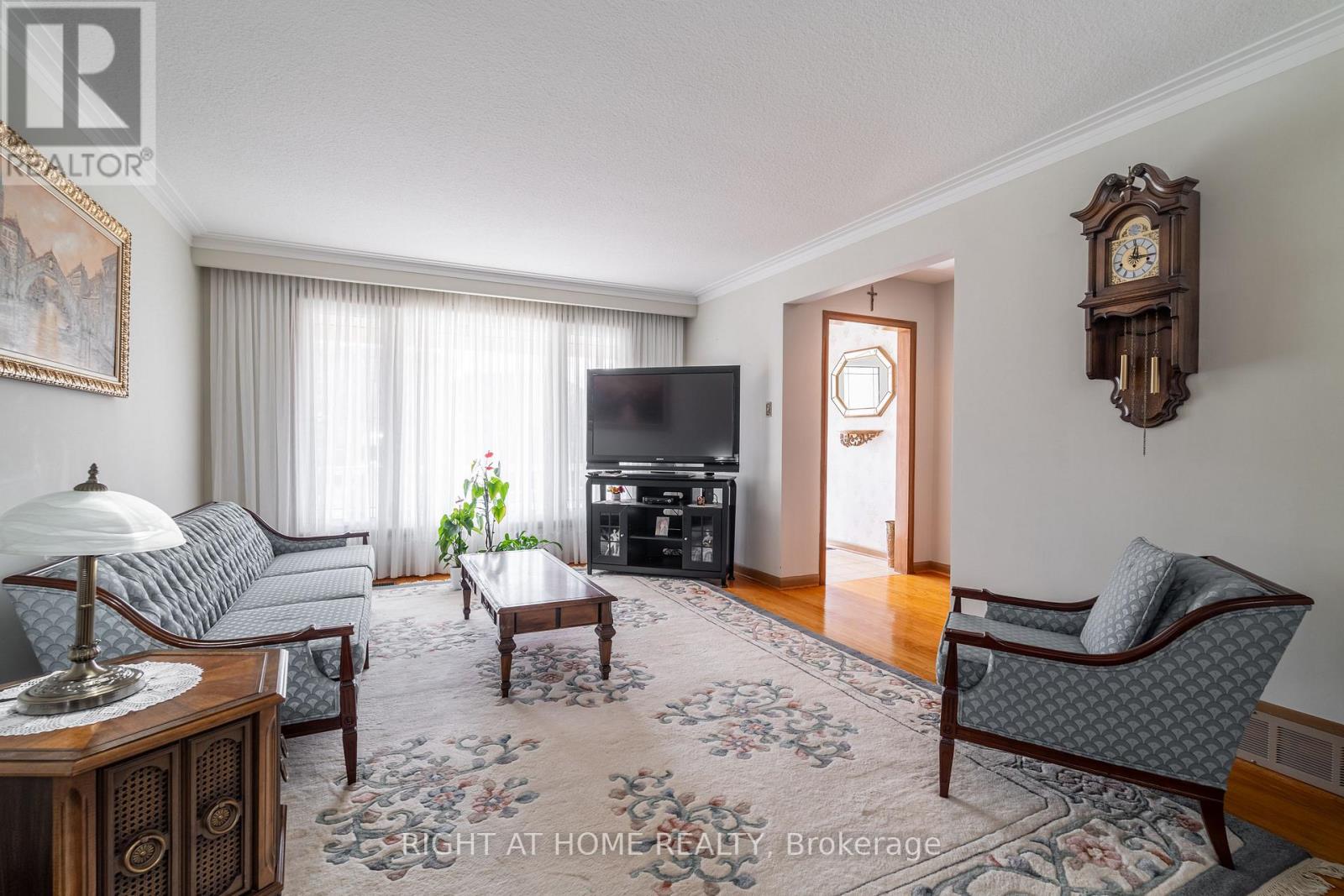 1012 Castlefield Avenue, Toronto, Ontario  M6B 1E3 - Photo 8 - W12462191