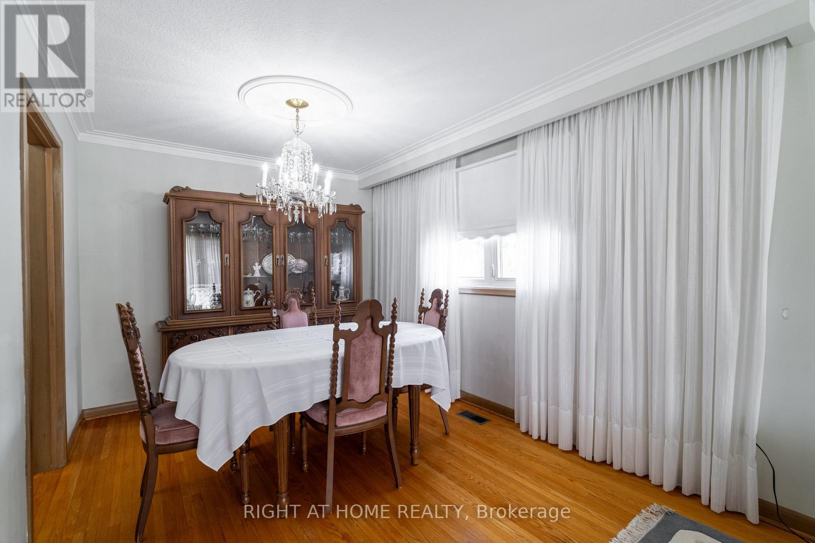 1012 Castlefield Avenue, Toronto, Ontario  M6B 1E3 - Photo 9 - W12462191