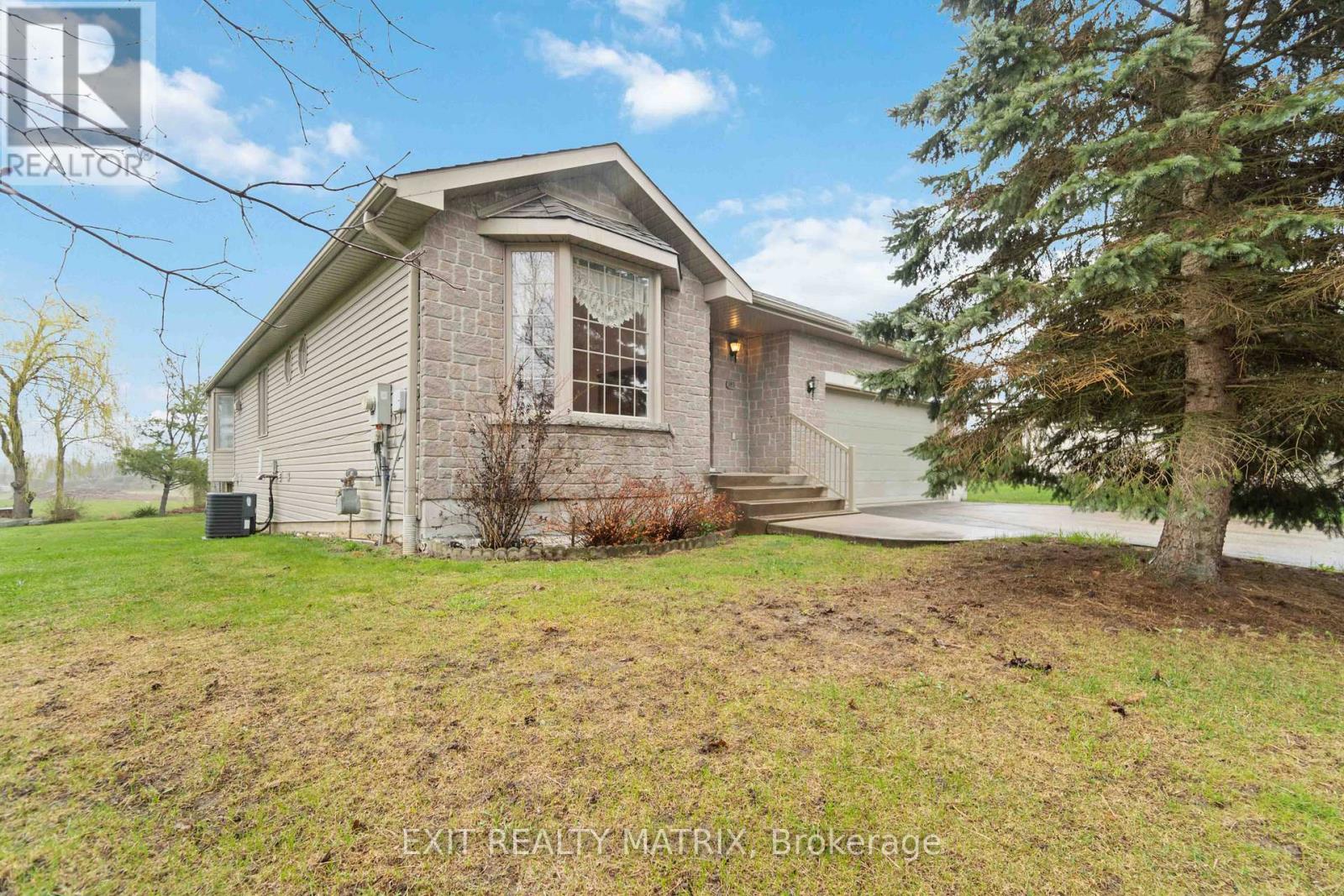 145 Garfield Street S, Gananoque, Ontario  K7G 3G2 - Photo 4 - X12462283