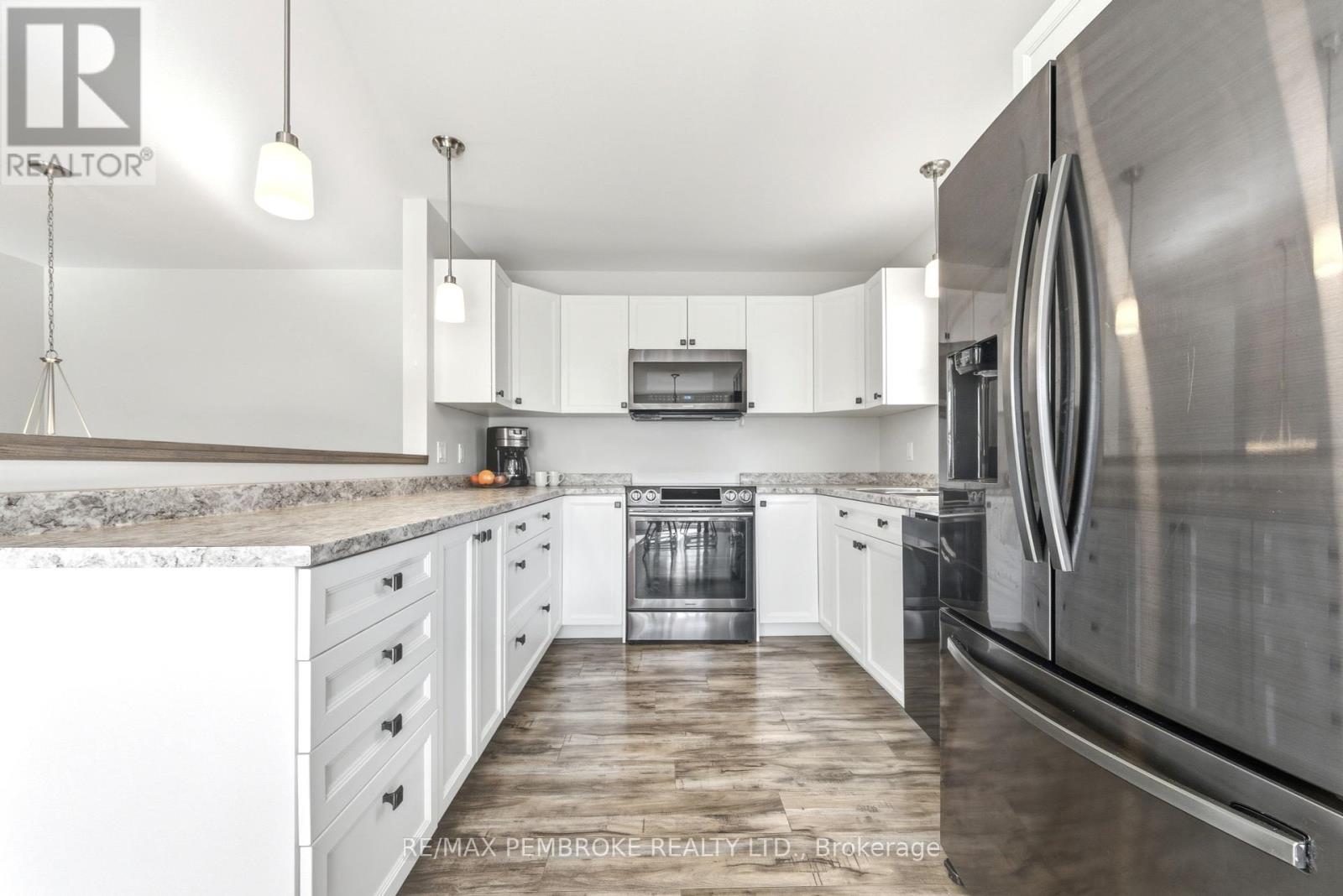 9 Terrance Drive, Petawawa, Ontario  K8H 0G3 - Photo 11 - X12462288