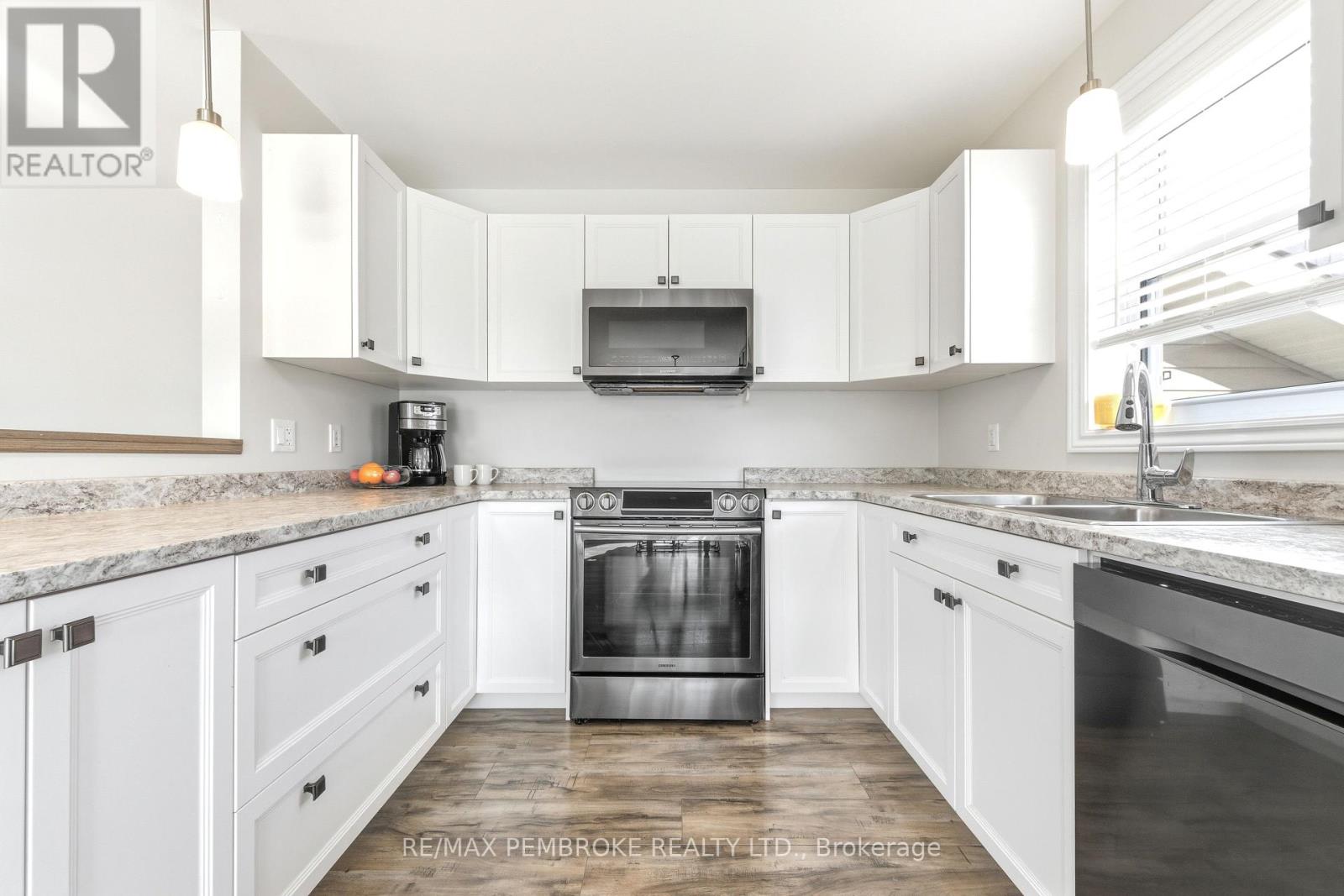 9 Terrance Drive, Petawawa, Ontario  K8H 0G3 - Photo 12 - X12462288