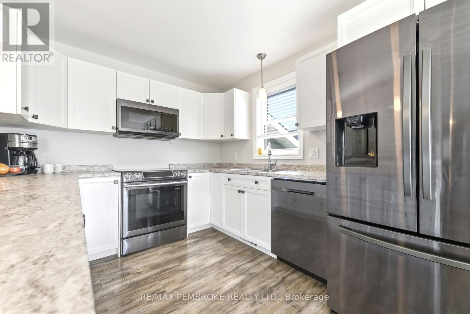 9 Terrance Drive, Petawawa, Ontario  K8H 0G3 - Photo 13 - X12462288