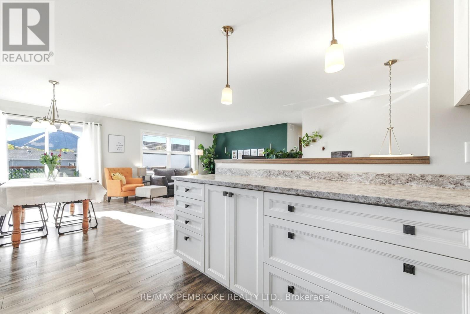 9 Terrance Drive, Petawawa, Ontario  K8H 0G3 - Photo 15 - X12462288