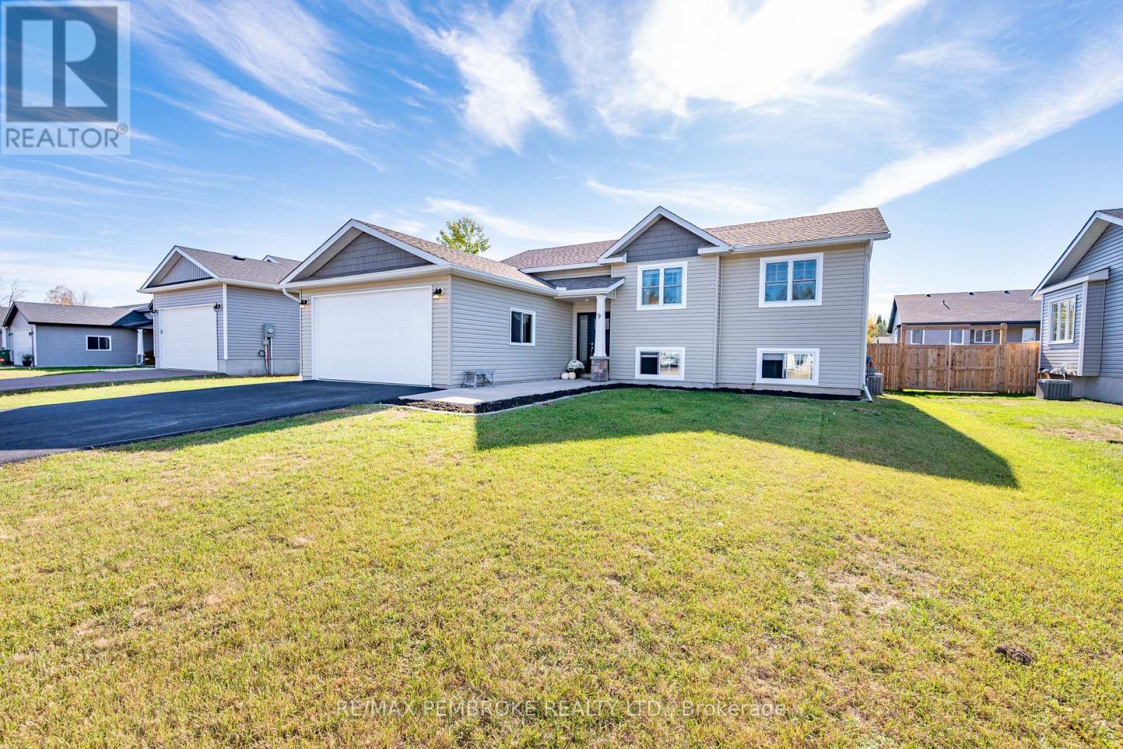 9 Terrance Drive, Petawawa, Ontario  K8H 0G3 - Photo 2 - X12462288