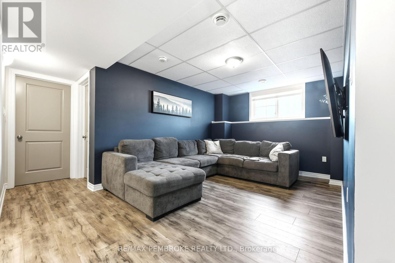 9 Terrance Drive, Petawawa, Ontario  K8H 0G3 - Photo 27 - X12462288