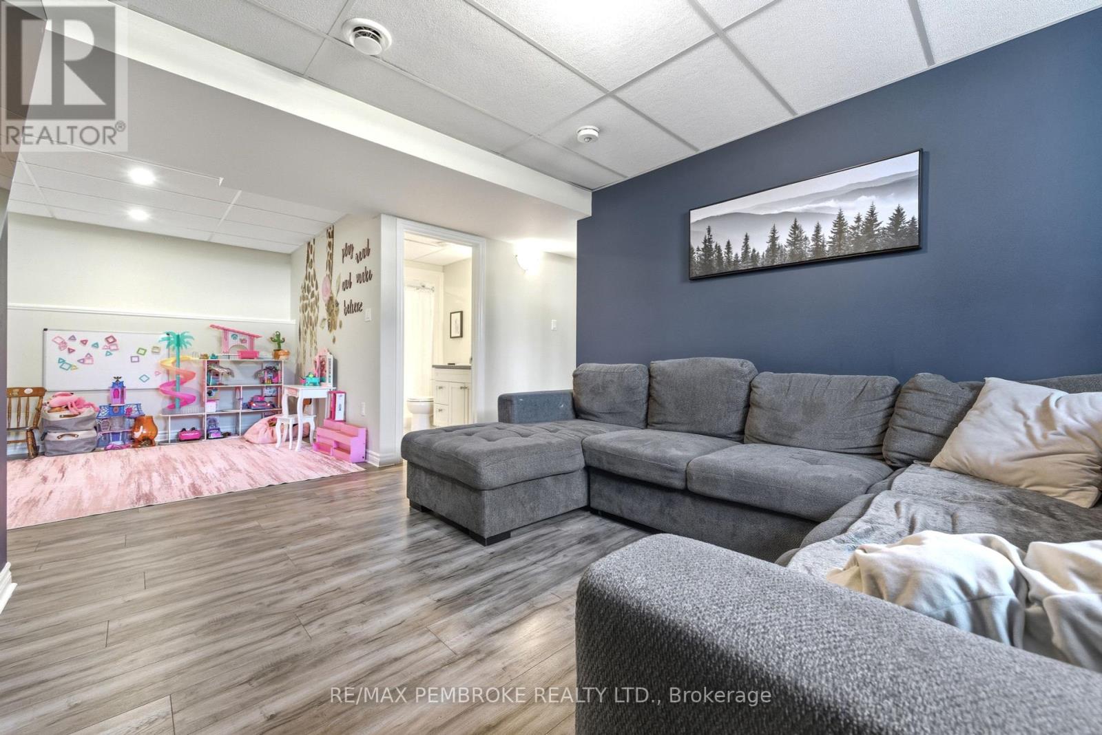 9 Terrance Drive, Petawawa, Ontario  K8H 0G3 - Photo 28 - X12462288