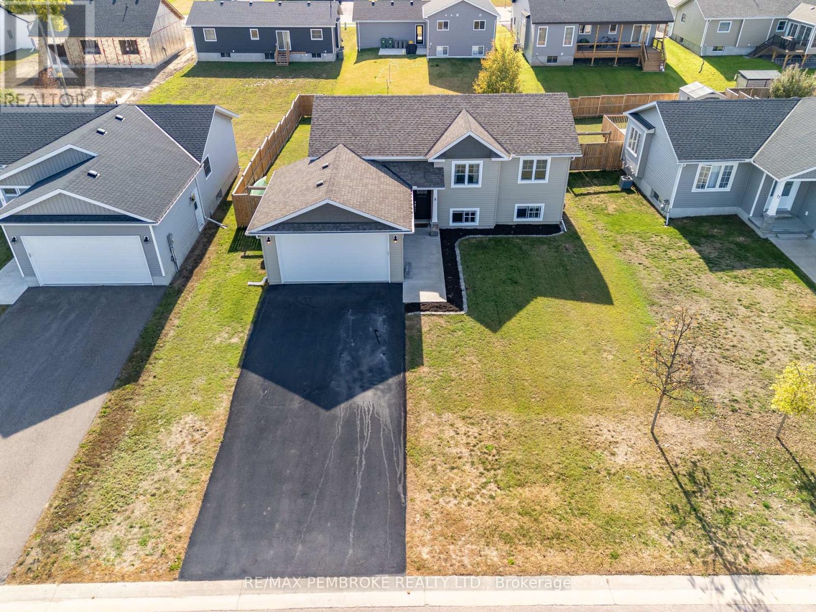 9 Terrance Drive, Petawawa, Ontario  K8H 0G3 - Photo 3 - X12462288
