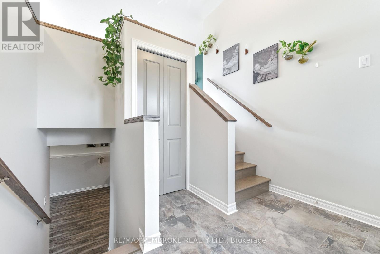 9 Terrance Drive, Petawawa, Ontario  K8H 0G3 - Photo 4 - X12462288