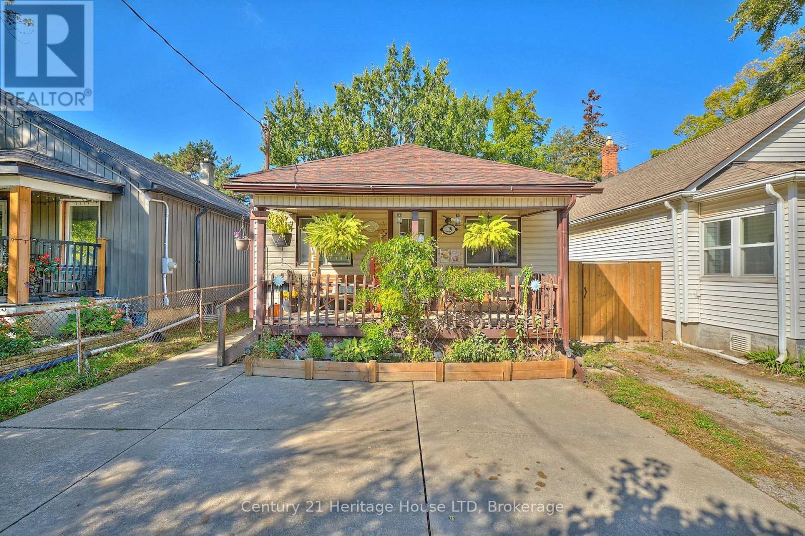 119 Page Street, St. Catharines (E. Chester), Ontario  L2R 4A8 - Photo 2 - X12462260