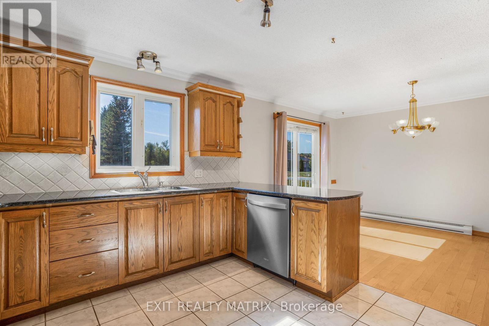 1582 Sandy Hill Road, Champlain, Ontario  K6A 2R2 - Photo 11 - X12462315